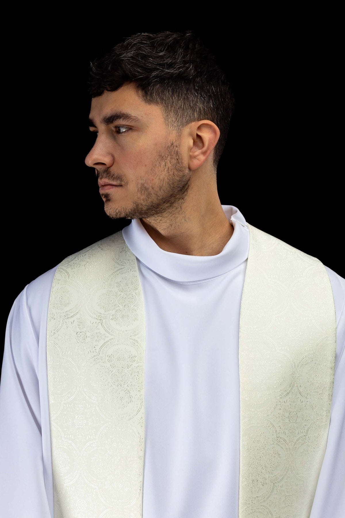 Estola creme jacquard, vista superior vestida, mostrando o padrão floral do tecido