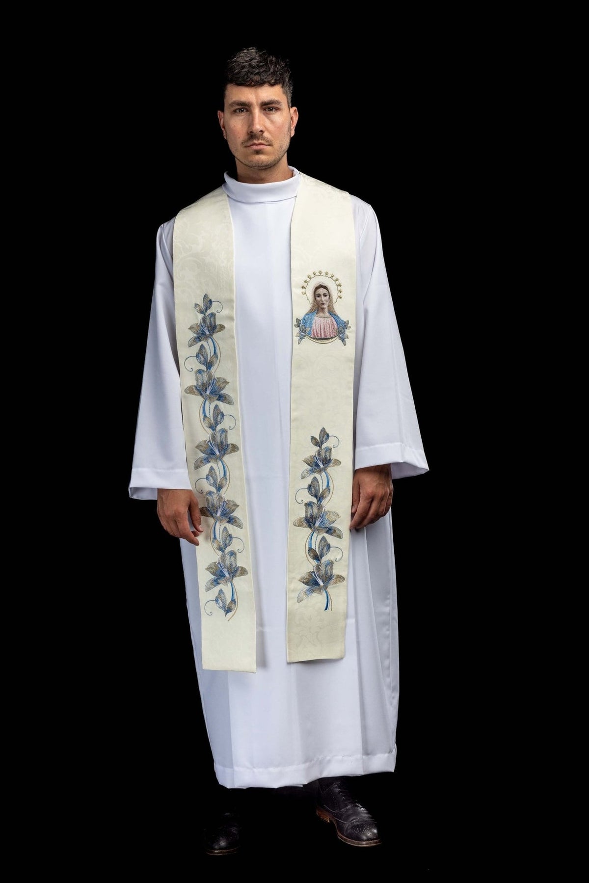 Estola litúrgica bordada com a imagem de Nossa Senhora de Medjugorje, vista frontal e vestida, em marfim ecru
