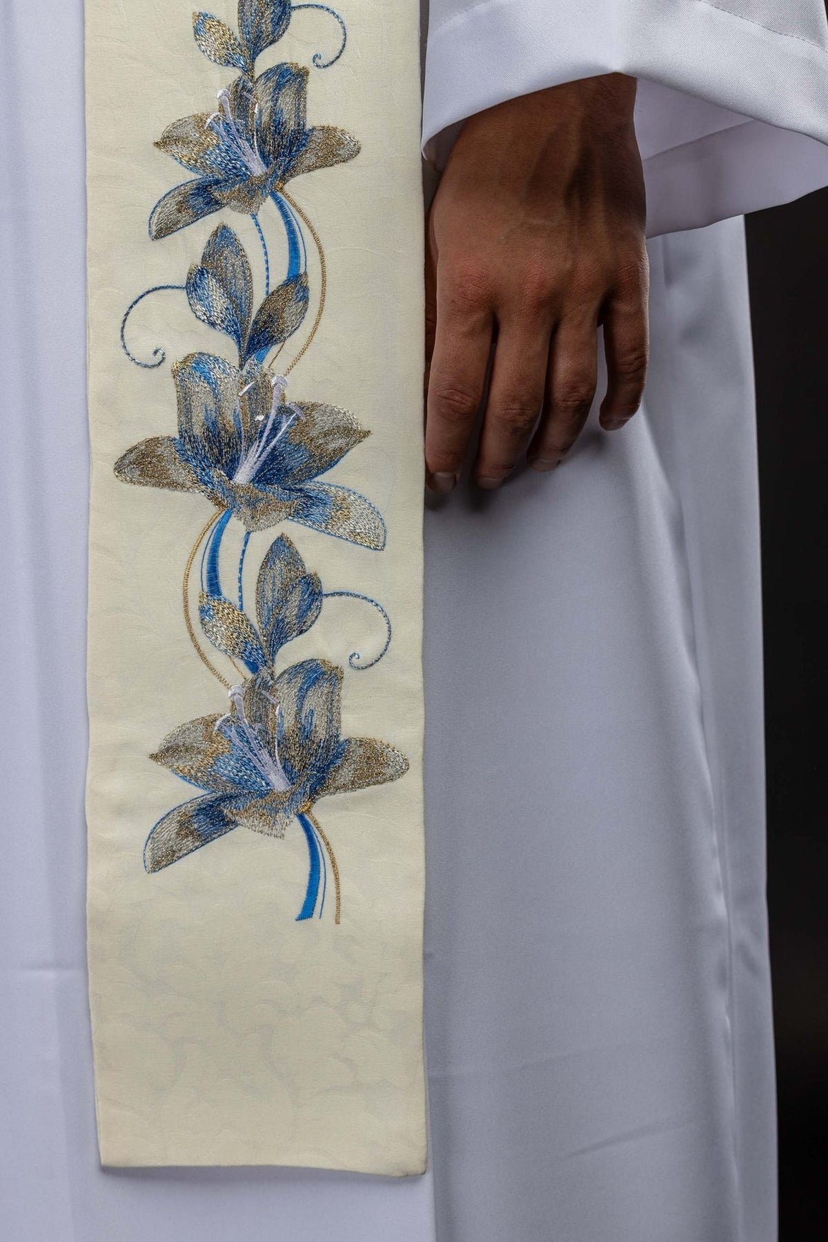 Estola em marfim ecru com flores azuis e douradas bordadas