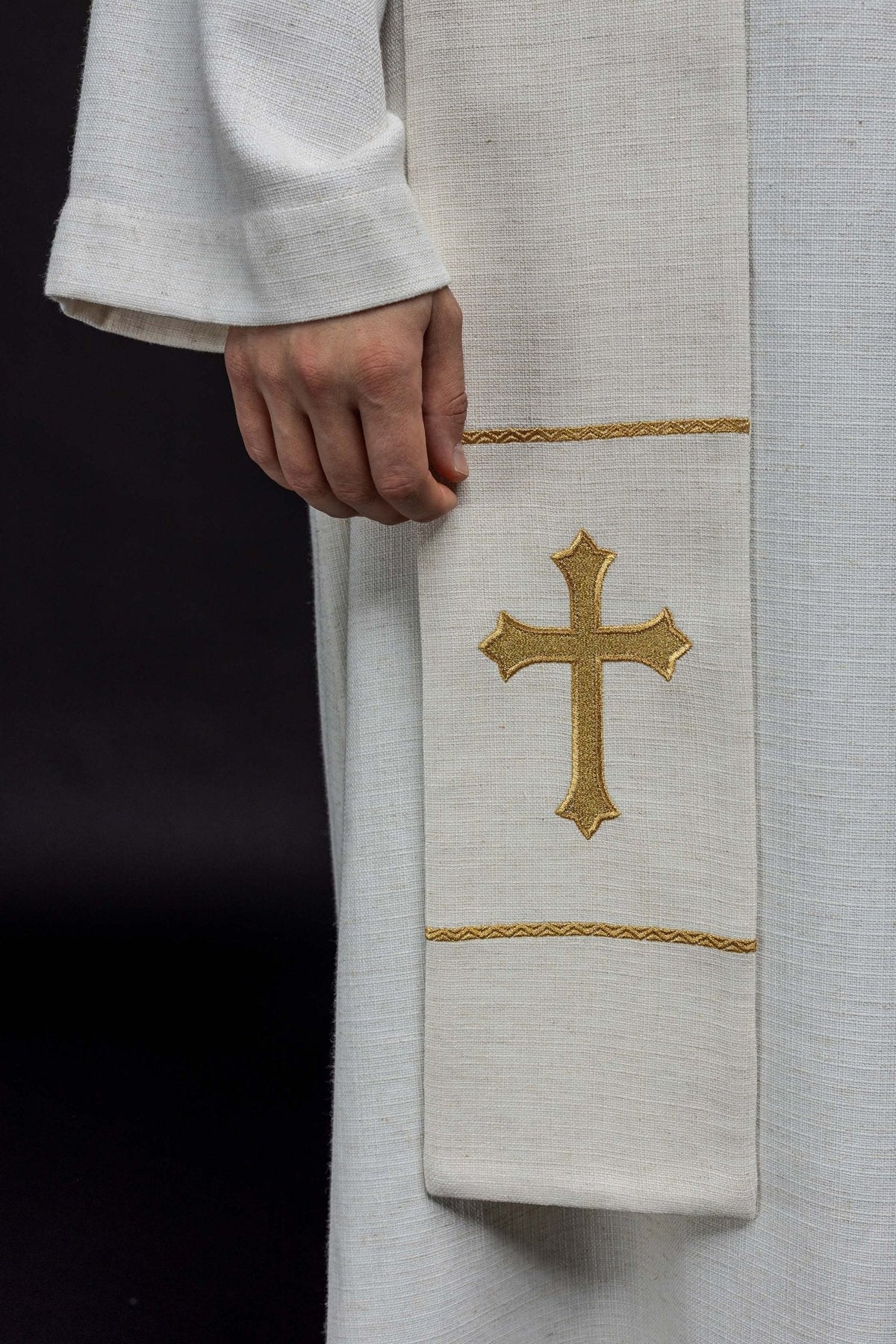 Estola branca com detalhe de cruz dourada e faixas ornamentais