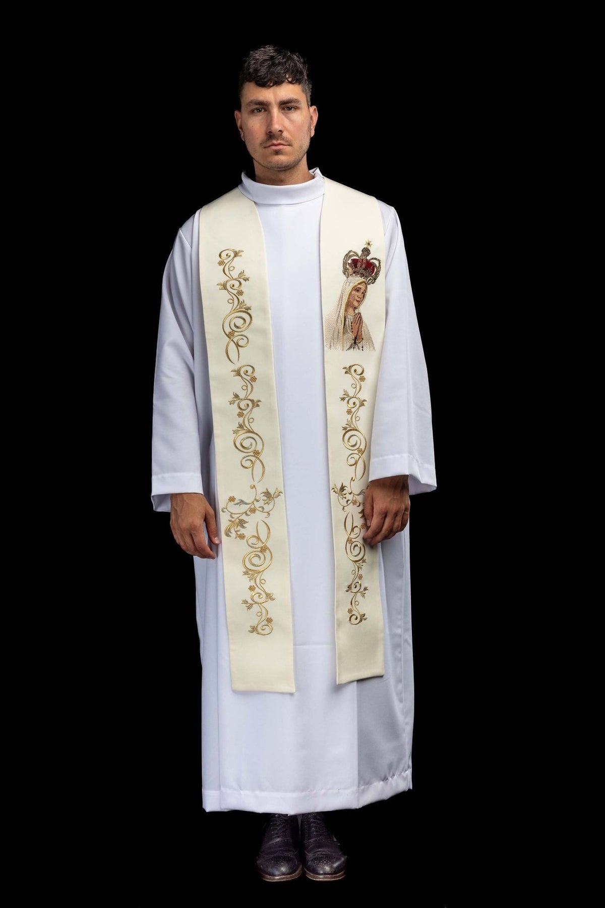 Estola litúrgica bordada com imagem de Nossa Senhora de Fátima, vista frontal, em marfim ecru e dourado