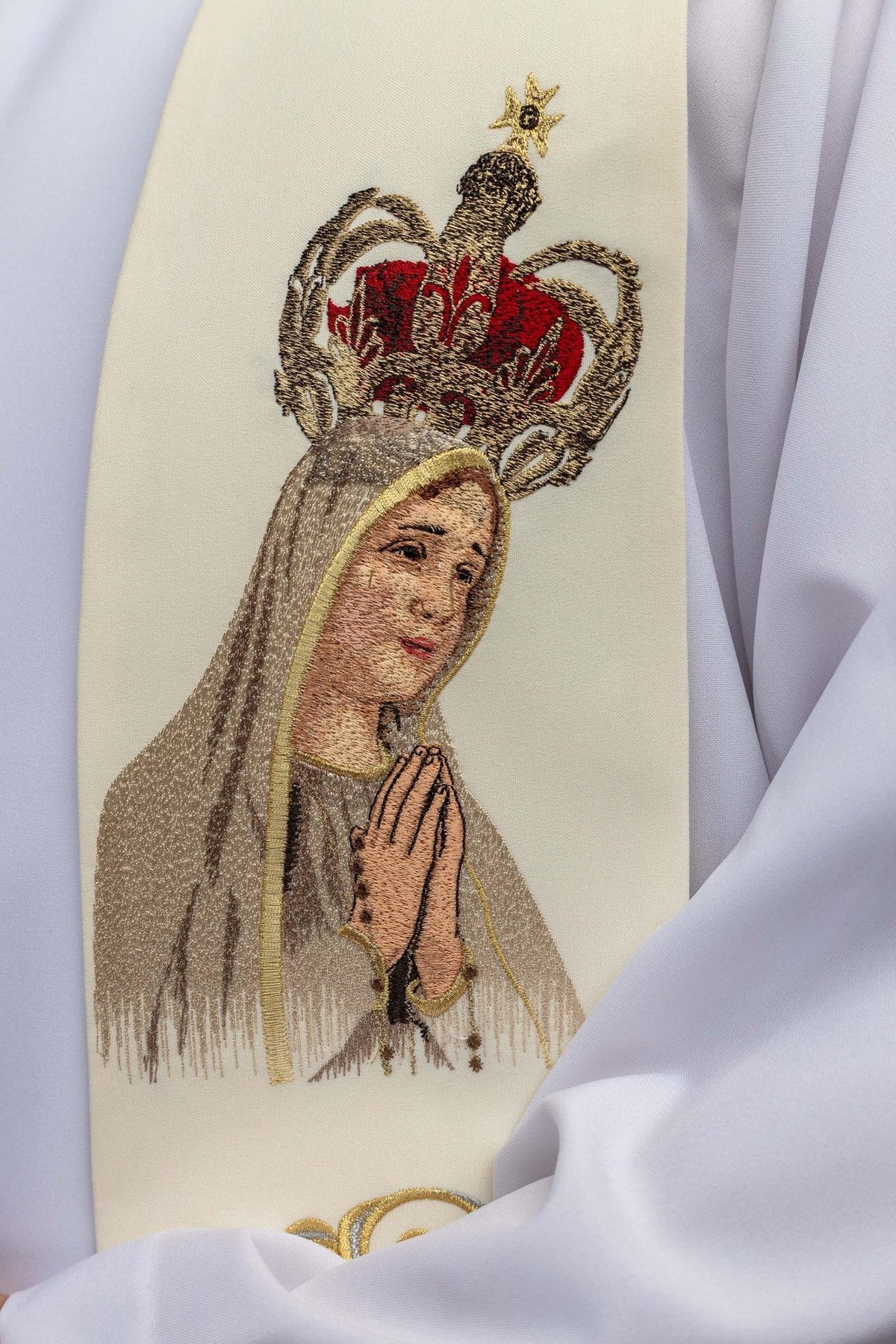 Estola com bordado em close-up da imagem de Nossa Senhora de Fátima coroada