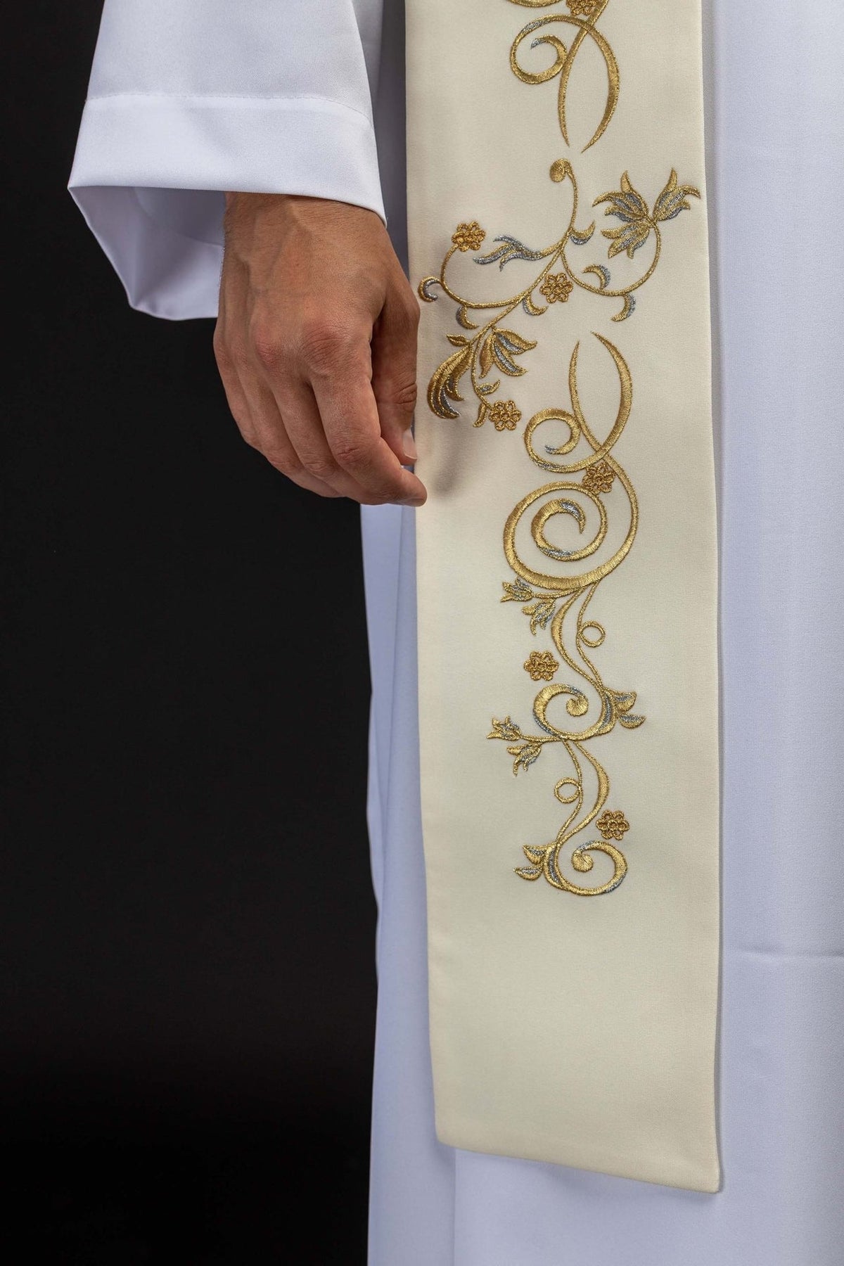 Estola com bordado dourado de arabescos e flores, vista em detalhe