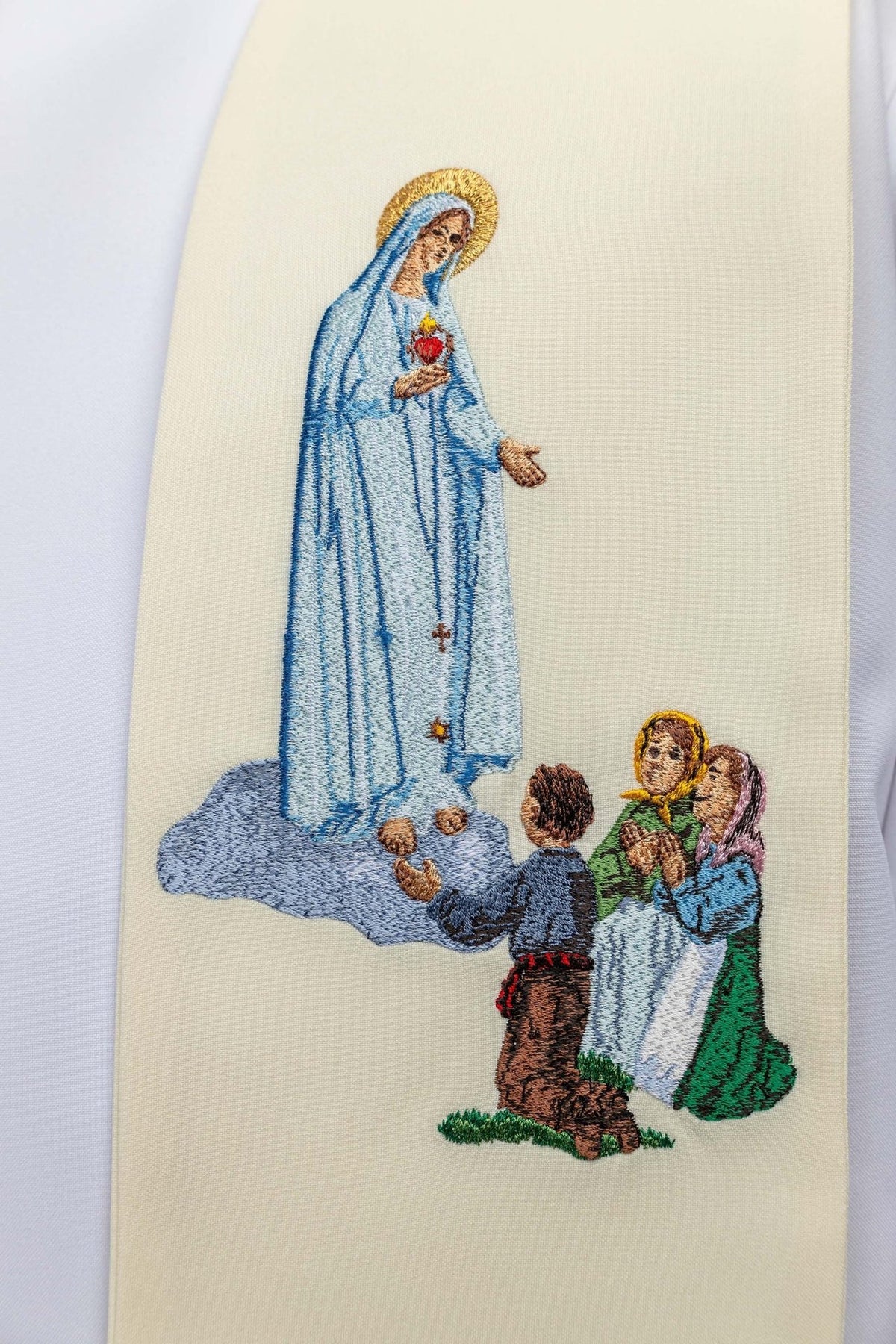 Estola de Nossa Senhora de Fátima em marfim ecru, close-up do bordado da aparição