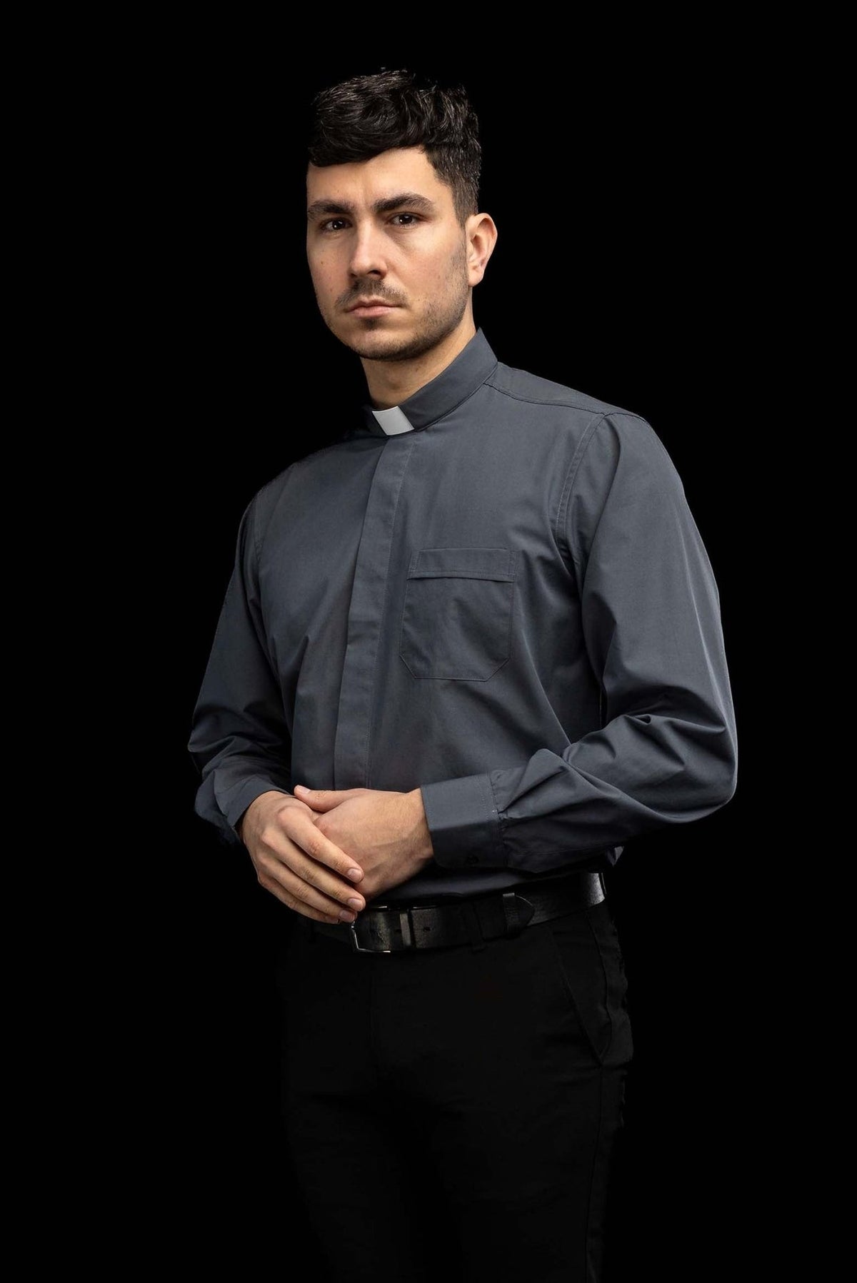 Camisa clerical cinza-escura vista de lado com colarinho romano