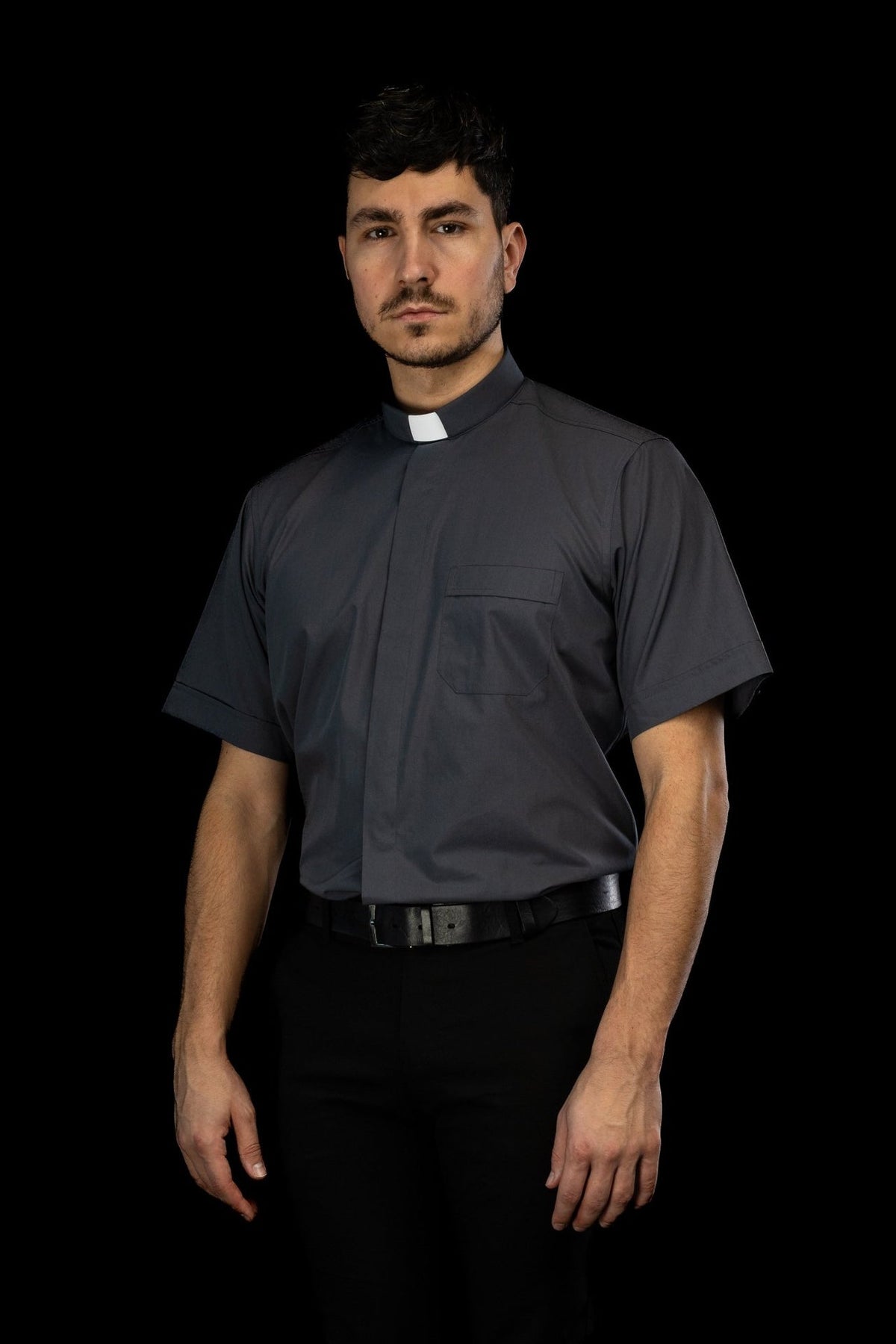 Camisa clerical cinza-escura com vista frontal, colarinho romano e bolso