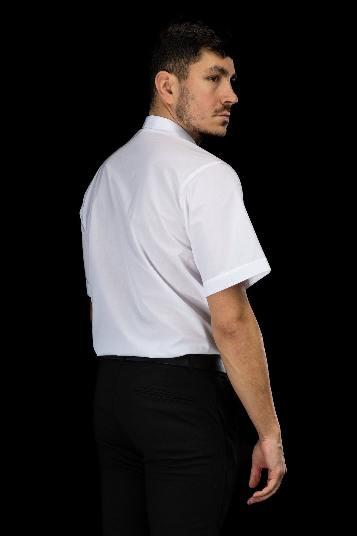 Camisa clerical branca em vista lateral traseira, com manga curta
