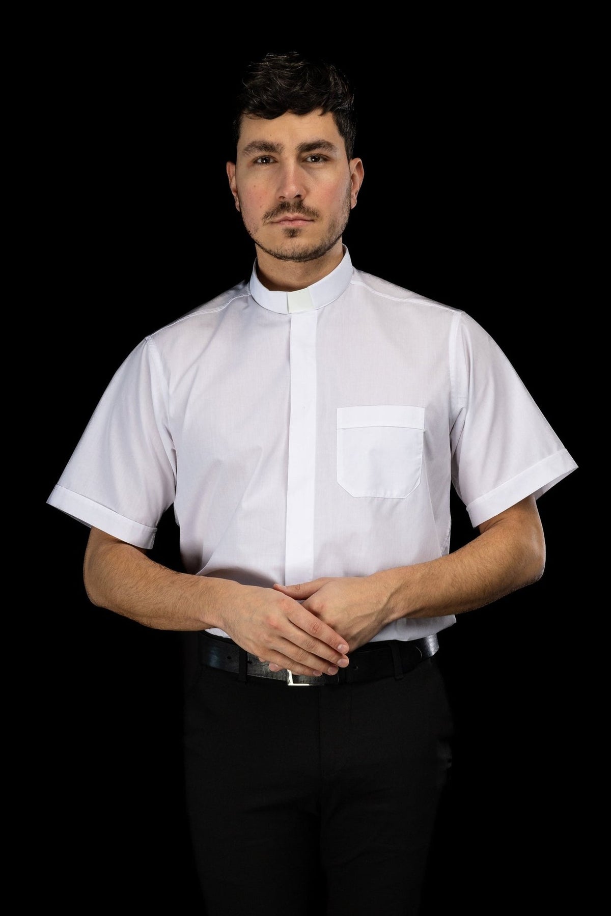 Camisa clerical branca vista de frente, com mangas curtas e bolso no peito