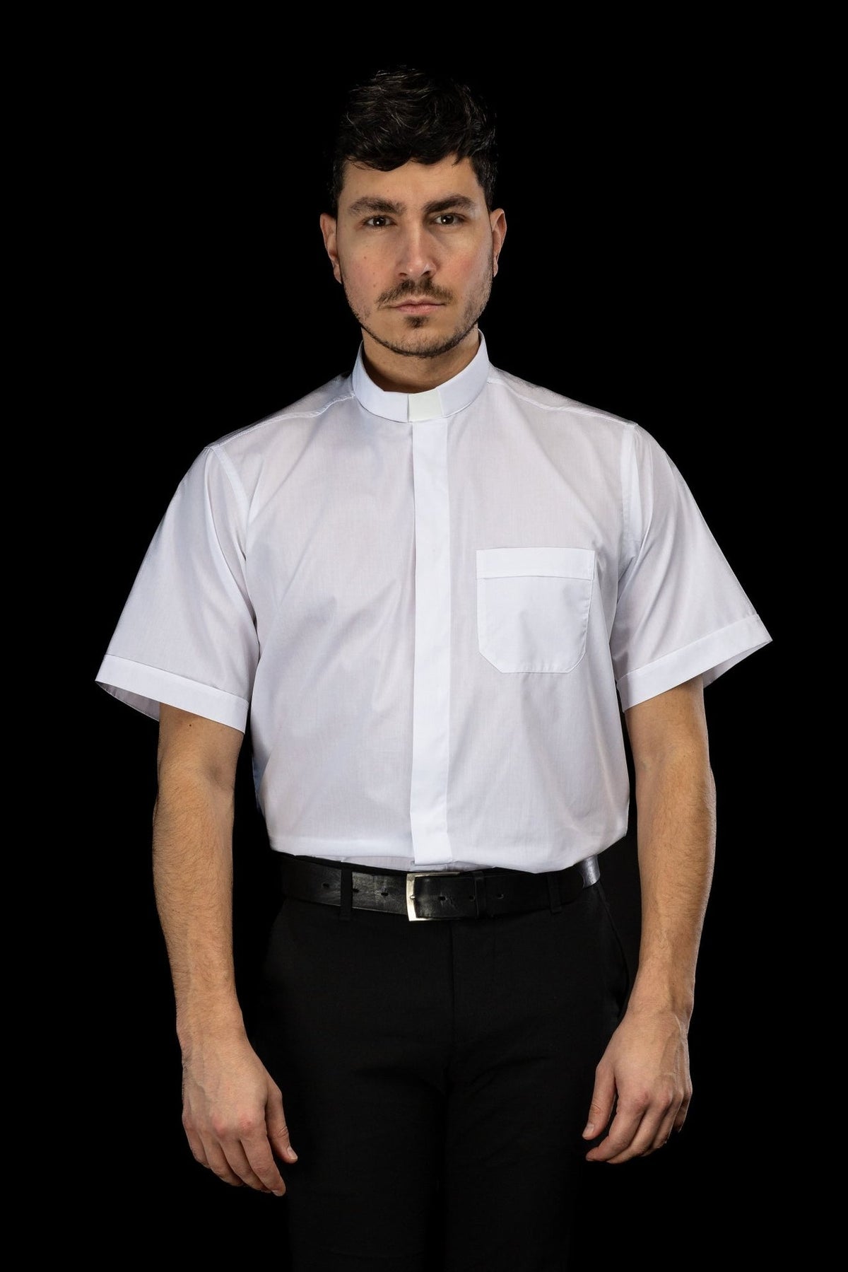 Camisa clerical branca em vista frontal, com colarinho romano e bolso