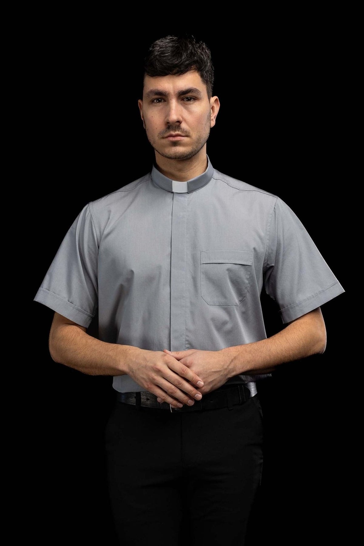 Camisa clerical cinza-clara vista frontal, com bolso e colarinho romano