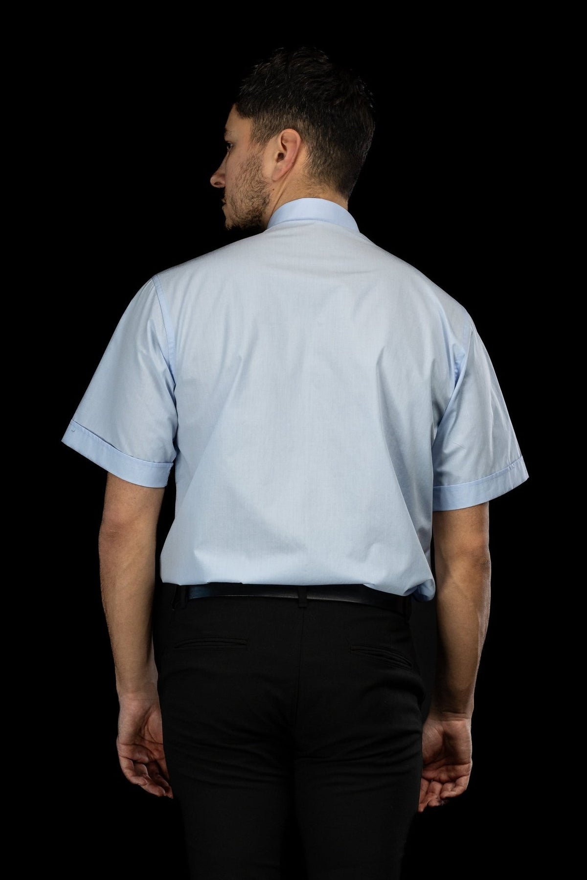 Camisa clerical azul-clara vista de costas, com mangas curtas e colarinho clerical