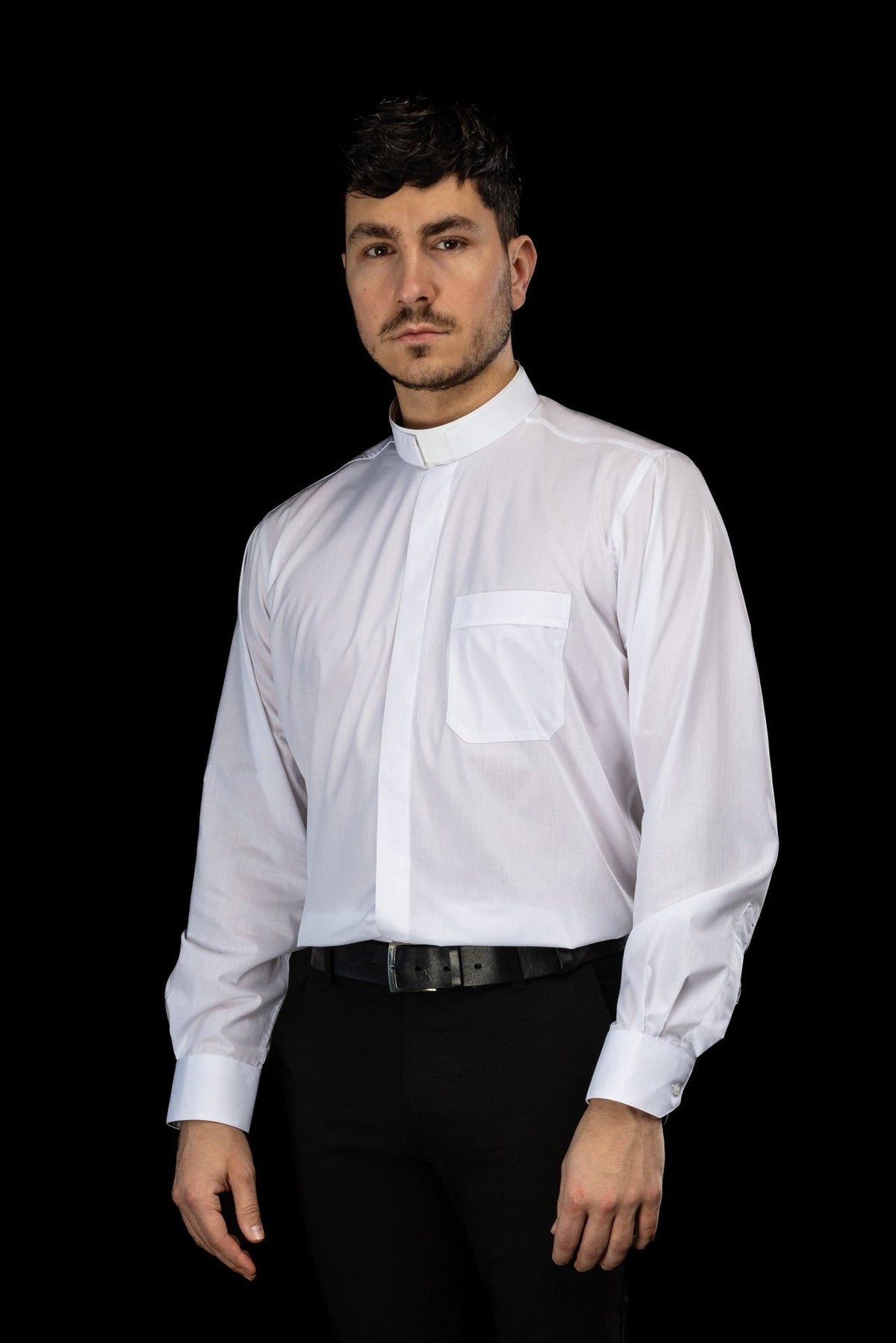 Camisa clerical branca de manga longa, vista frontal em ângulo, com bolso e colarinho romano