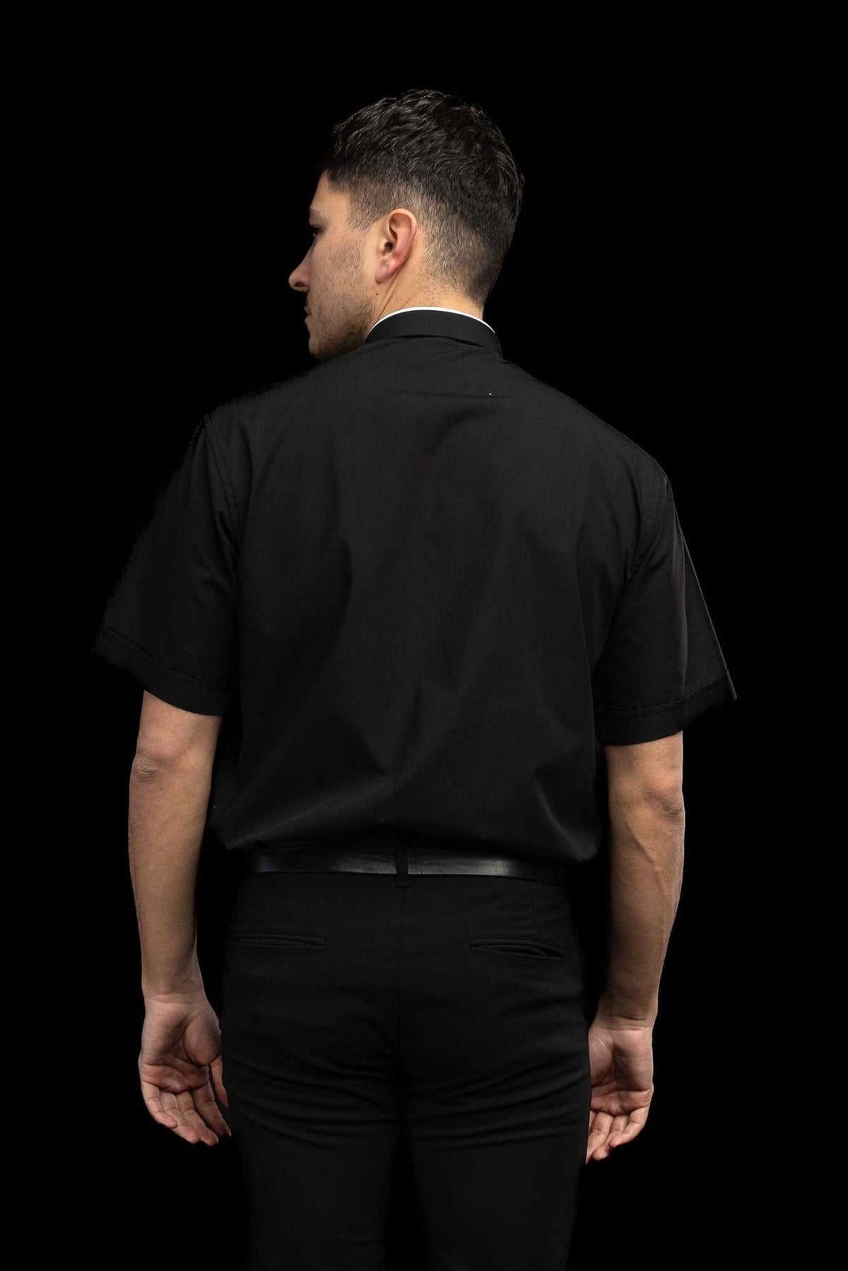 Camisa clerical preta de manga curta vista pelas costas