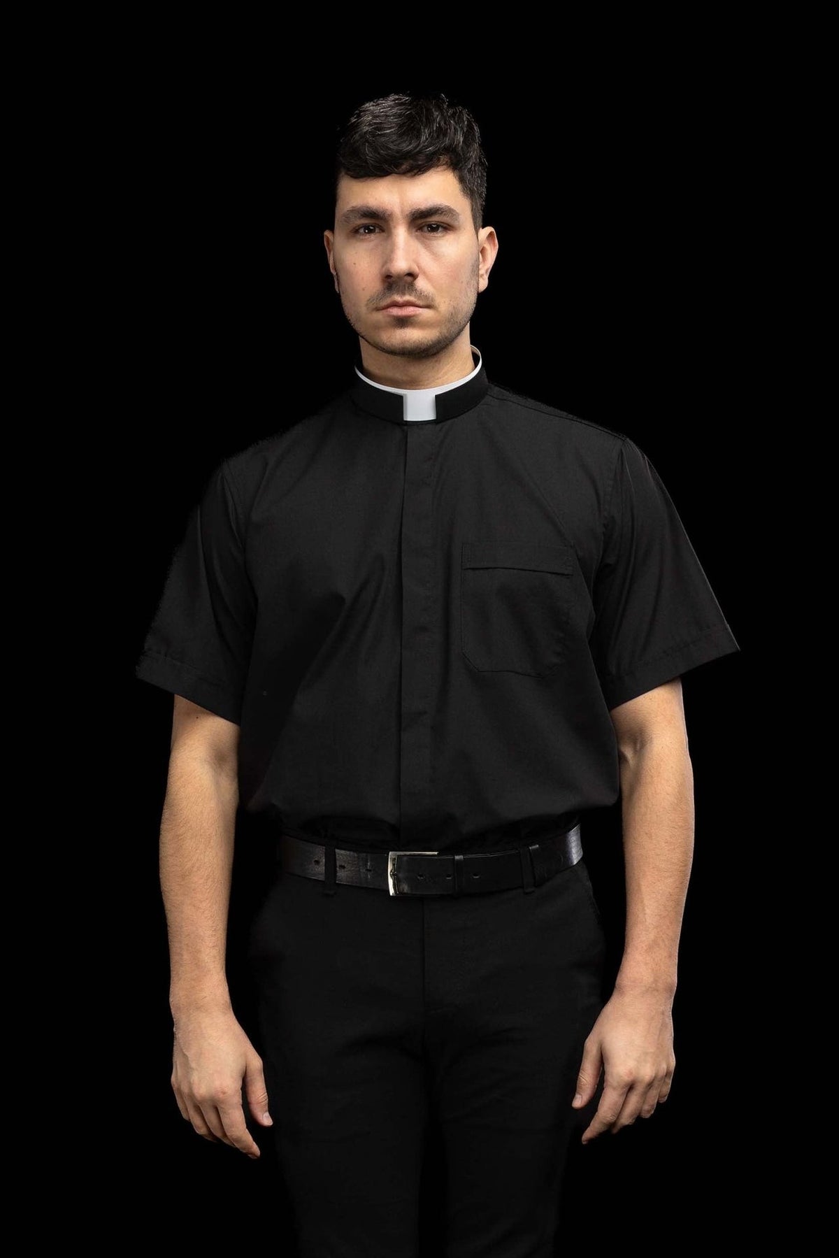 Camisa clerical preta com colarinho romano em vista frontal