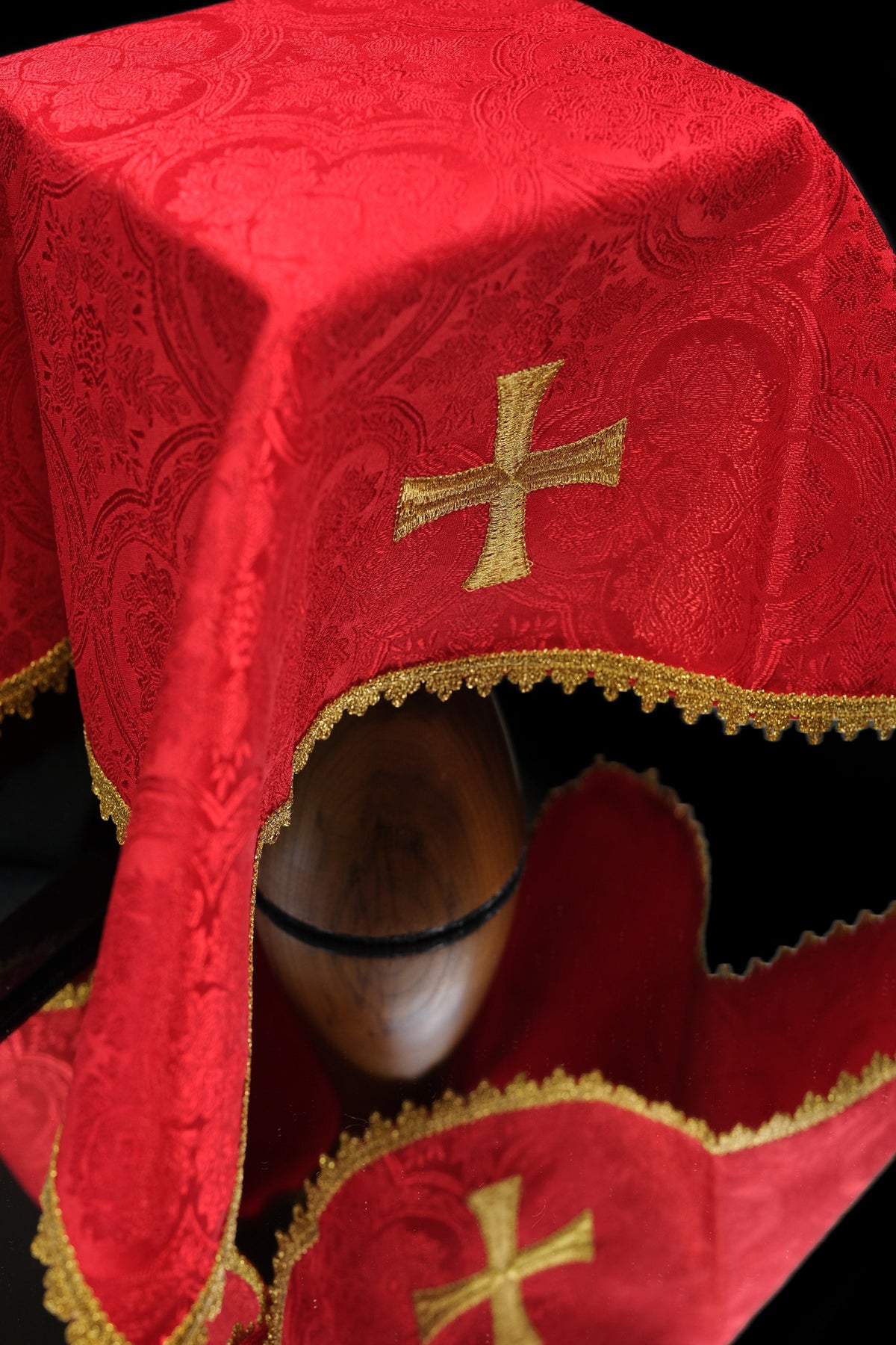 Véu de cálice vermelho em jacquard, detalhe da cruz dourada e borda rendada