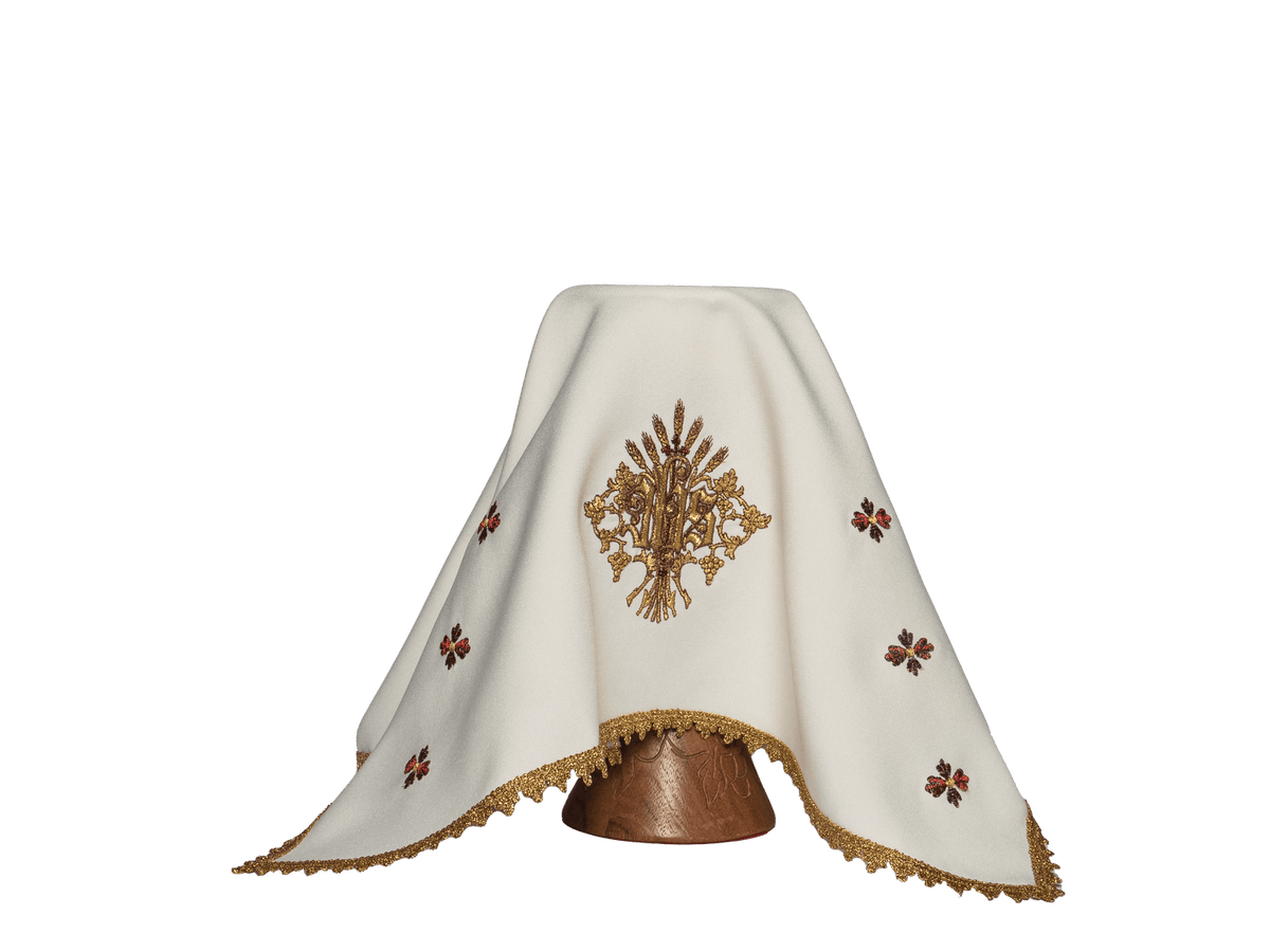 Véu de cálice com símbolo IHS, frontal, em tecido branco com bordado dourado e flores vermelhas
