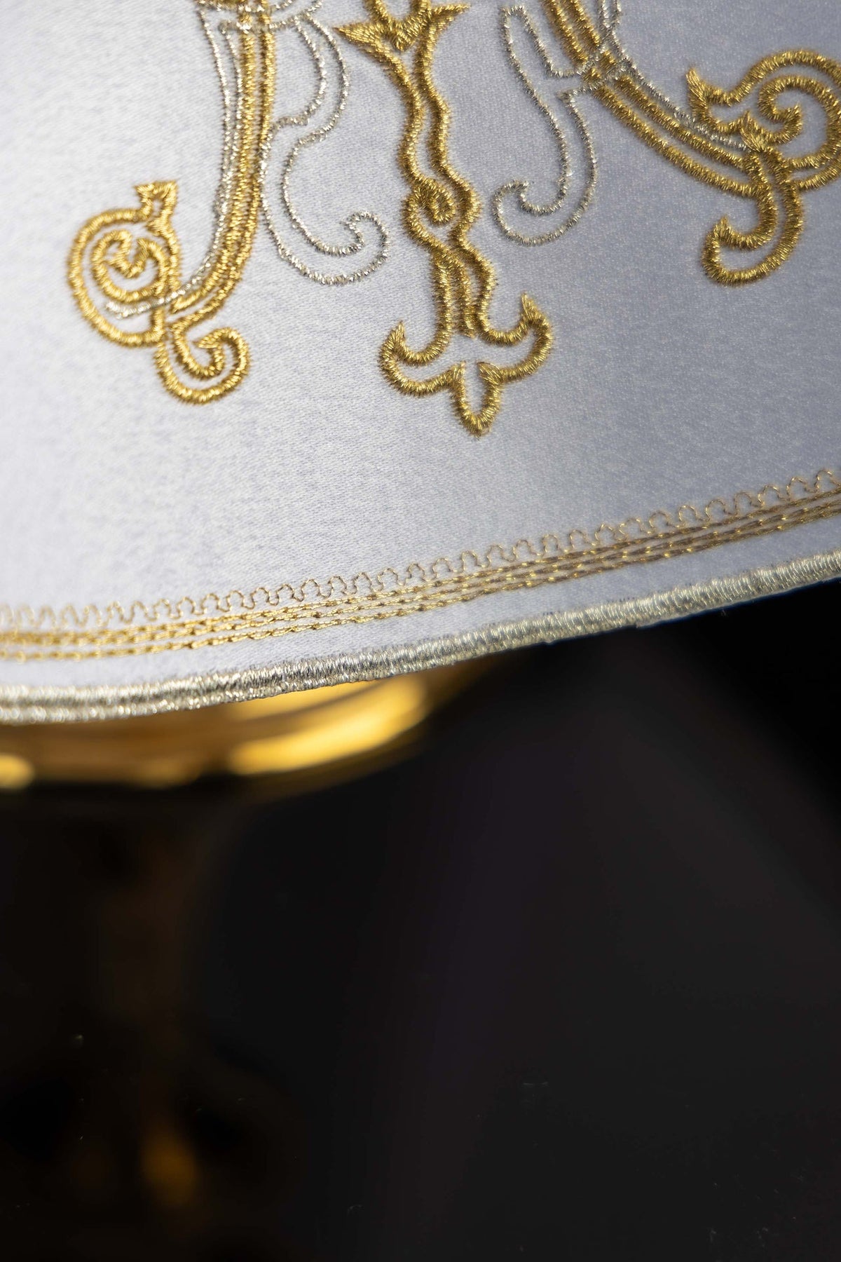 Véu de âmbula em close-up do bordado dourado e da barra decorada