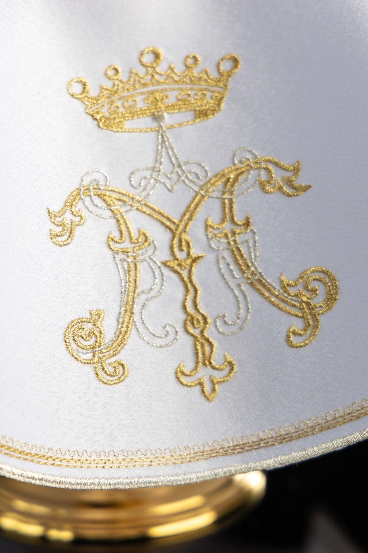 Véu de âmbula branco em close-up do bordado mariano dourado