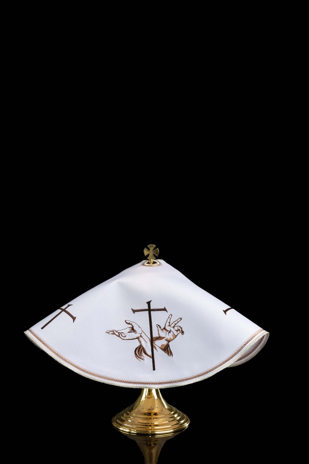 Véu de âmbula com recorte superior e bordado franciscano branco, vista frontal com cruz e bordado