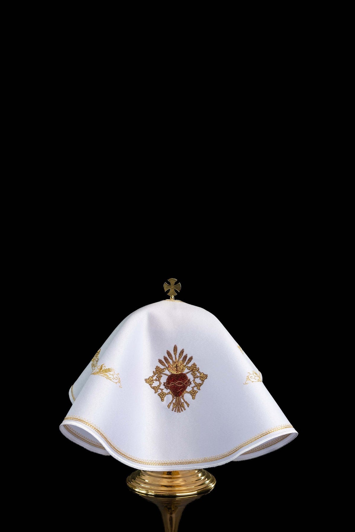 Véu de âmbula branco, vista posterior com bordado do Sagrado Coração de Jesus