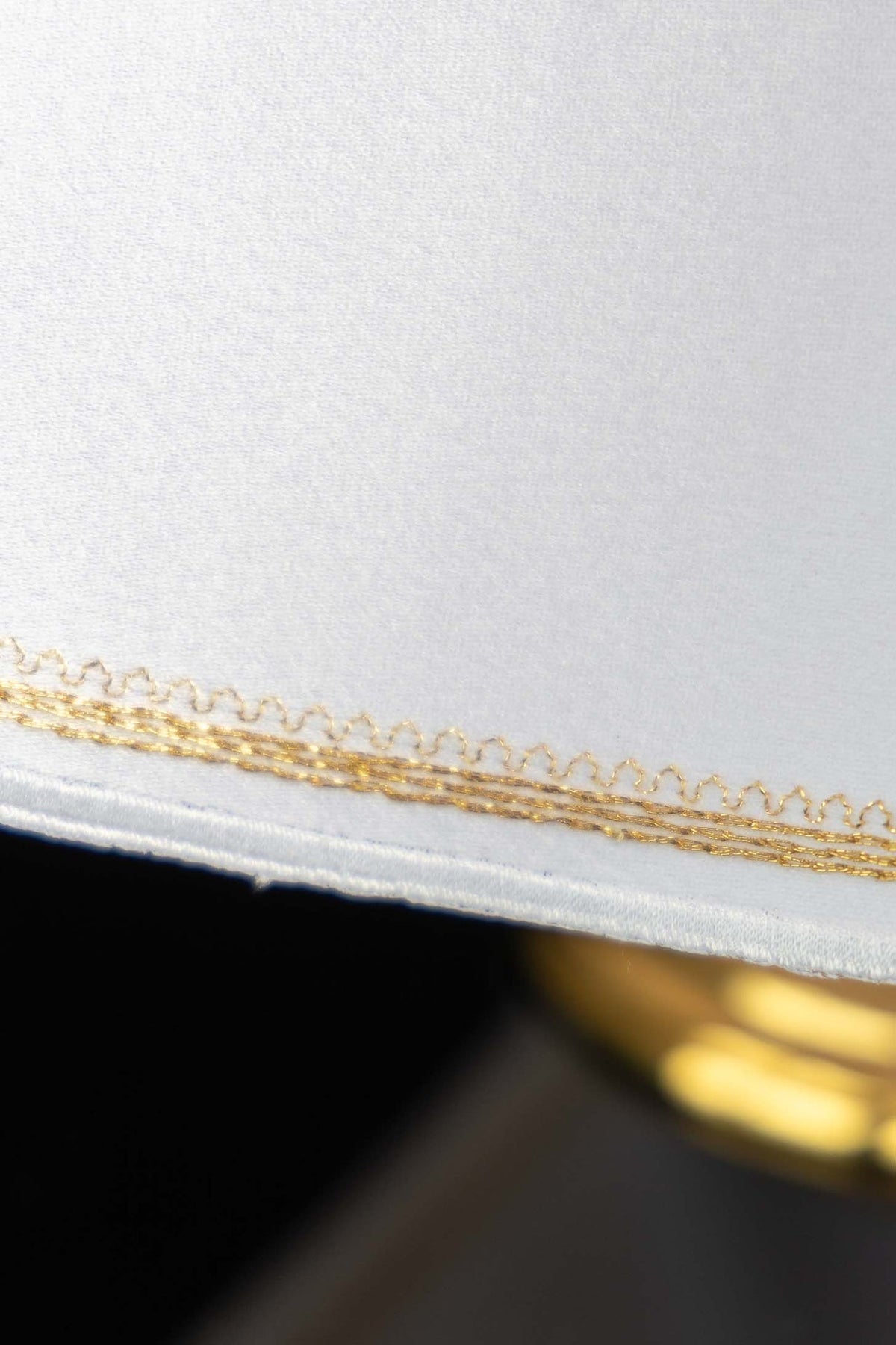 Véu de âmbula com close-up do acabamento dourado na borda