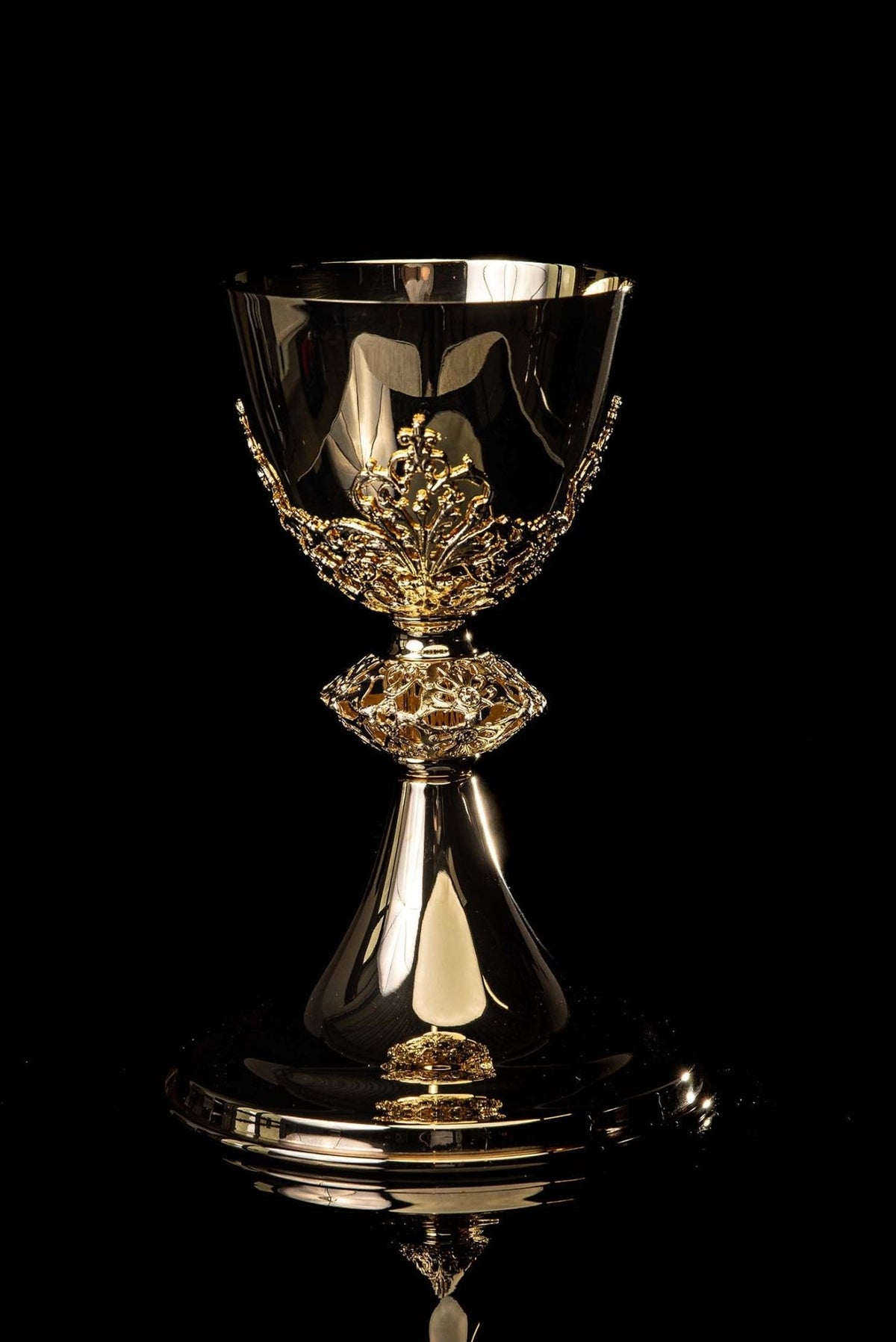 Cálice de missa artesanal em latão com banho dourado – 19 cm, vista frontal completa com ornamentos florais