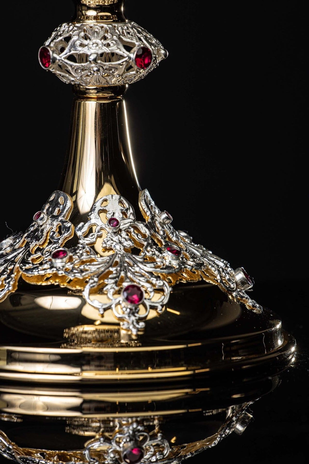 Cálice dourado com close-up do nó ornamentado e rubis