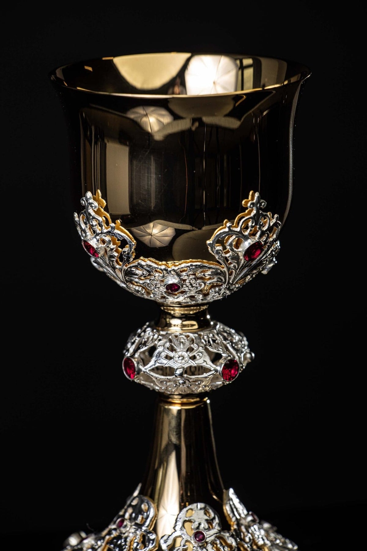 Cálice dourado em detalhe da base com arabescos e rubis
