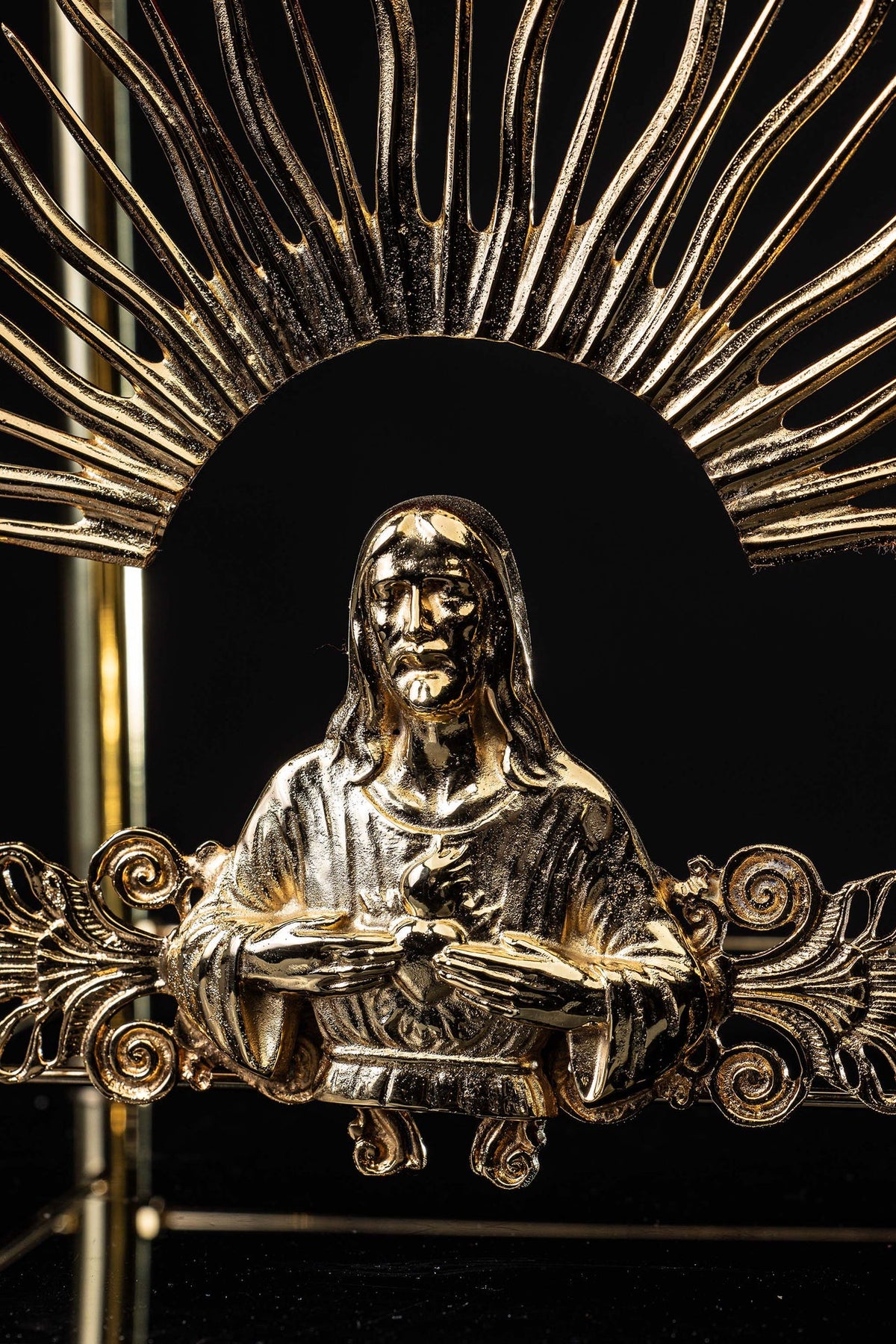 Suporte de ostensório em latão dourado, detalhe frontal dos raios e da imagem de Cristo