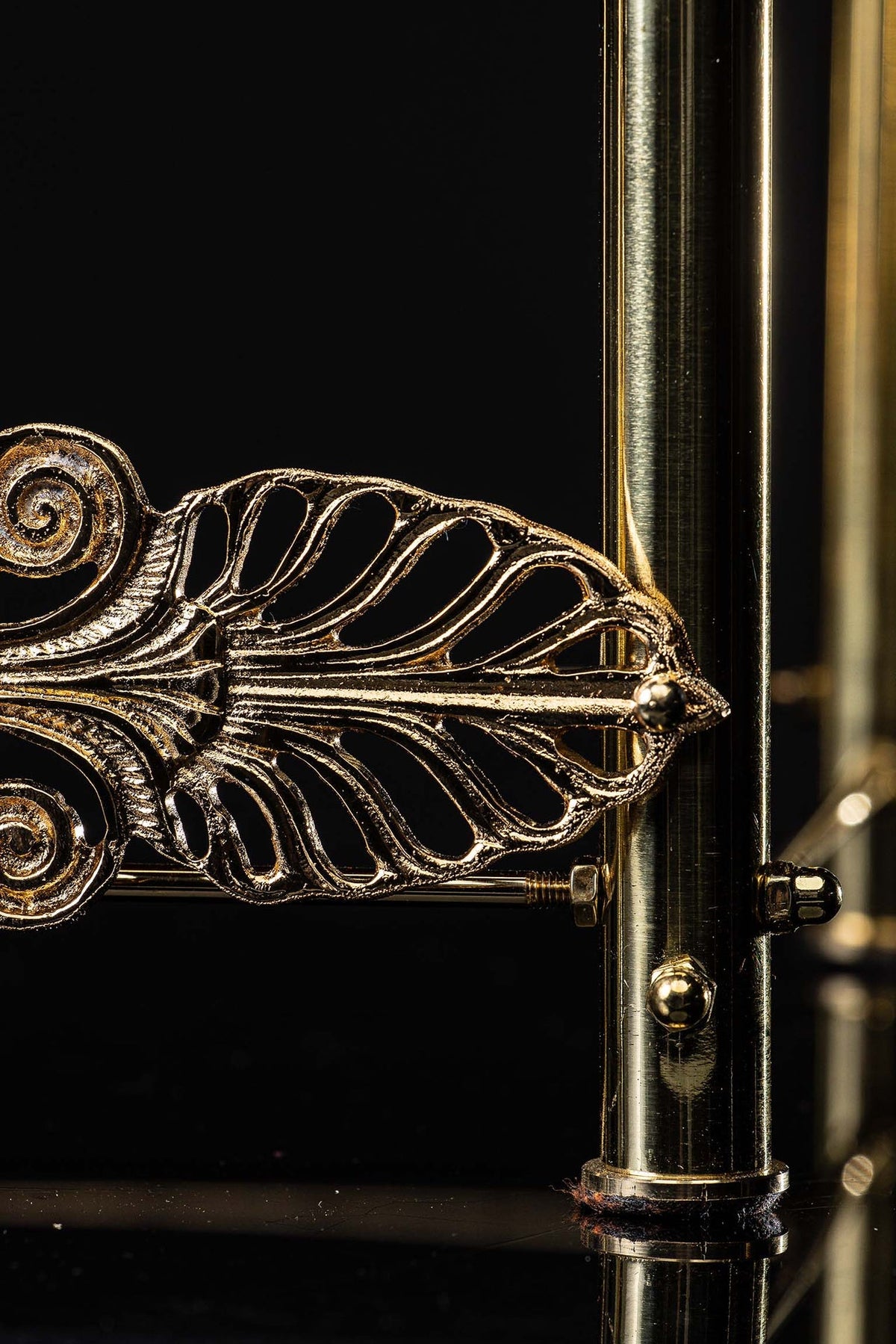 Suporte de ostensório em latão dourado, close da imagem de Cristo entre arabescos