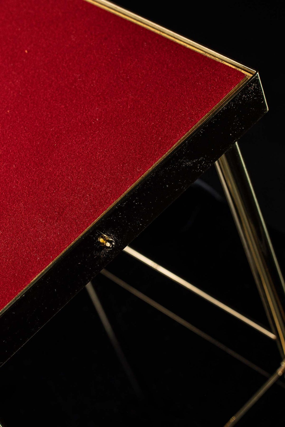 Suporte de ostensório em latão dourado, detalhe da ornamentação floral e fixação lateral