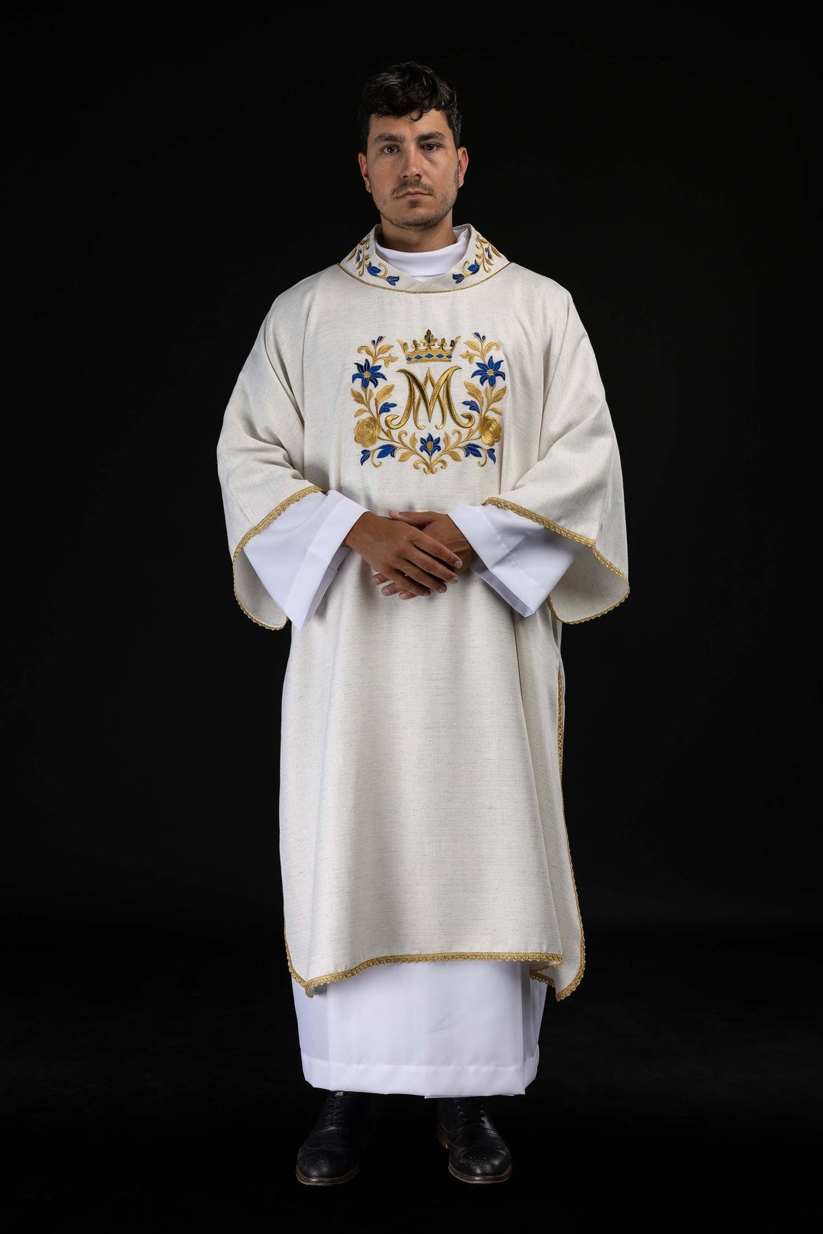Dalmática marfim ecru com bordado mariano frontal, flores azuis e douradas, monograma coroado e viés dourado