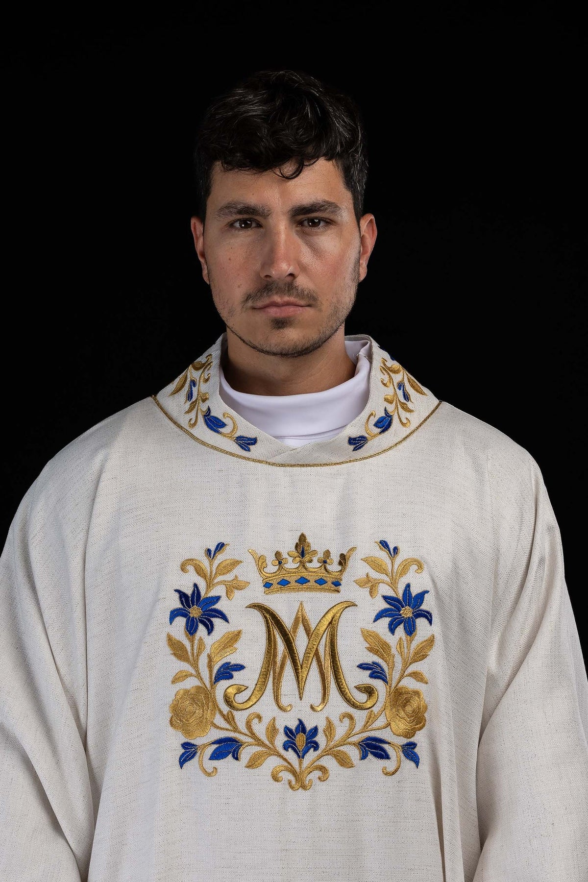 Dalmática marfim ecru em close-up frontal do colarinho bordado com viés dourado
