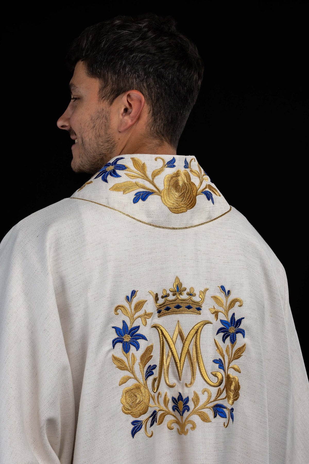 Dalmática marfim ecru vista posterior completa com bordado mariano e acabamento dourado