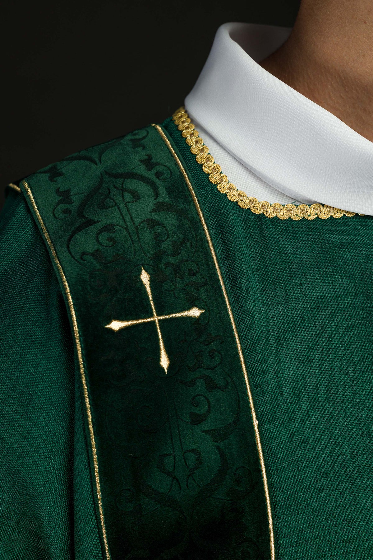 Dalmática verde com faixa de veludo e cruz dourada, detalhe da gola