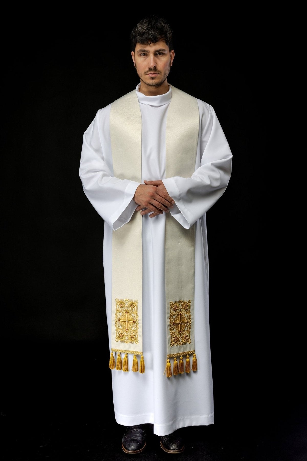 Estola sacerdotal dourada bordada usada de frente, com cruzes e franjas douradas