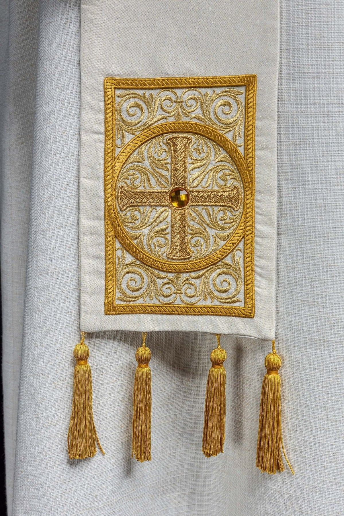 Estola sacerdotal com bordado dourado em cruz circular e quatro borlas