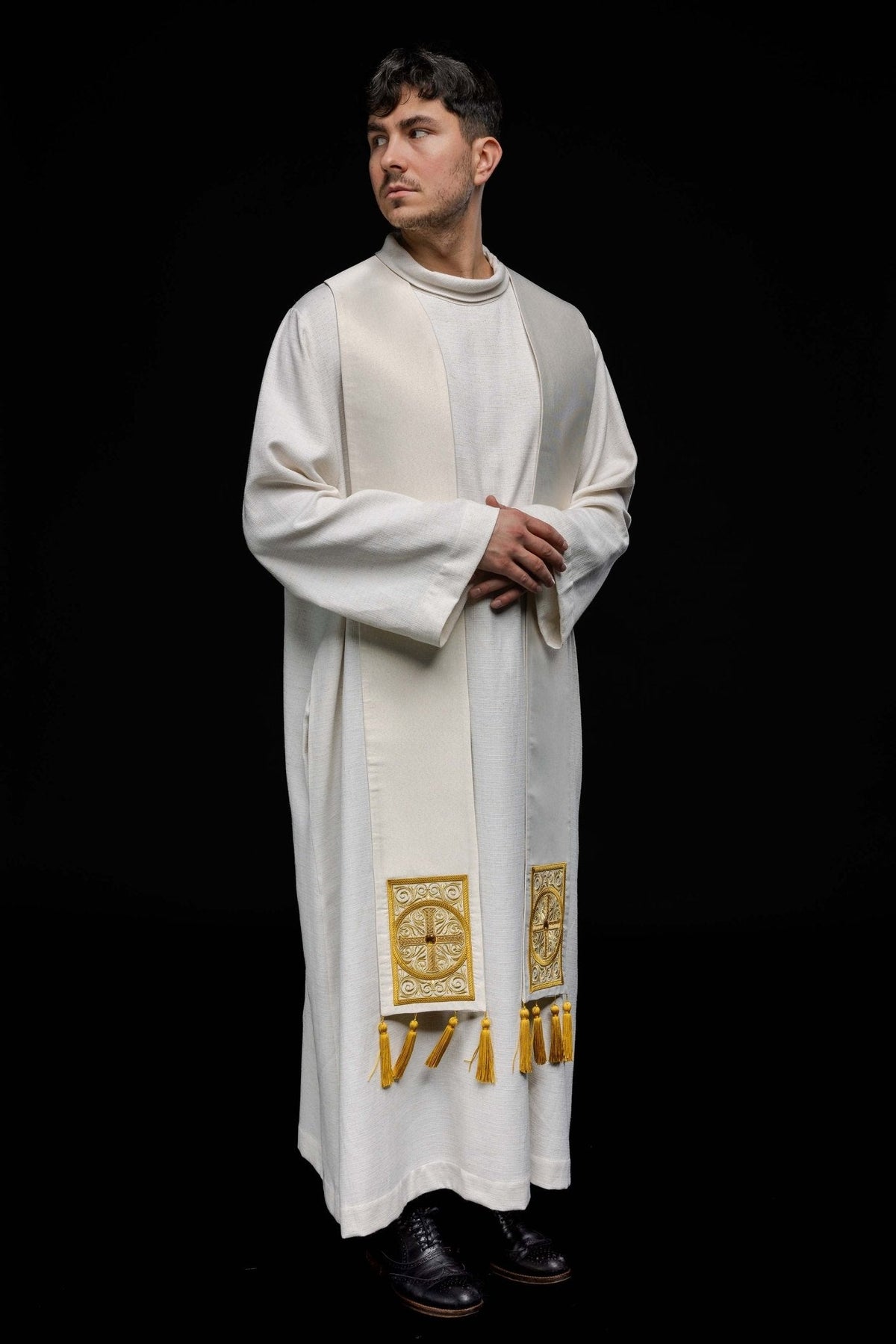 Estola sacerdotal bordada com borlas, vista lateral sobre a veste branca
