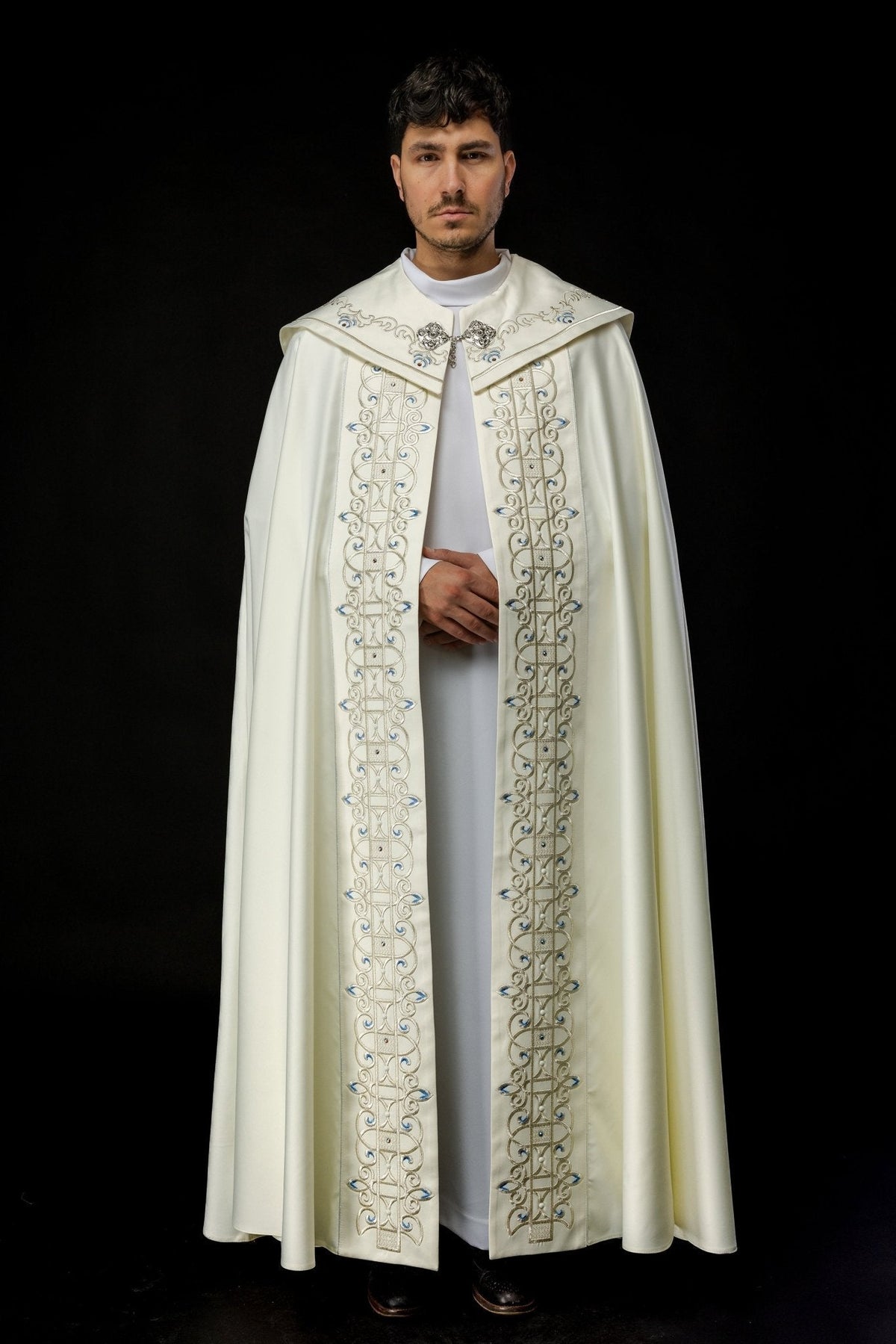 Capa de asperges litúrgica marfim, vista frontal com bordados dourados e azuis