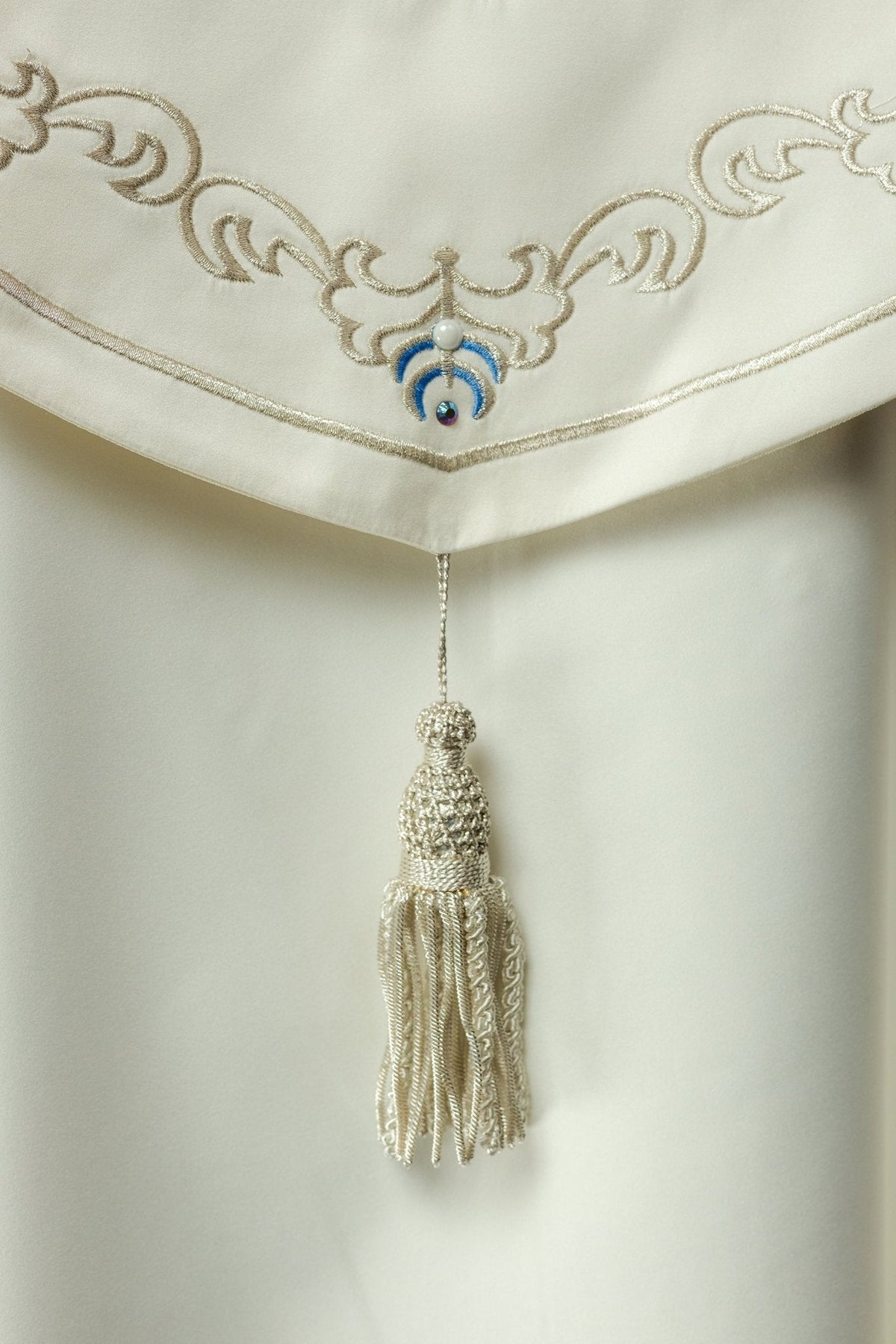Capa de asperges litúrgica, close-up da borda bordada com arabescos azuis e dourados