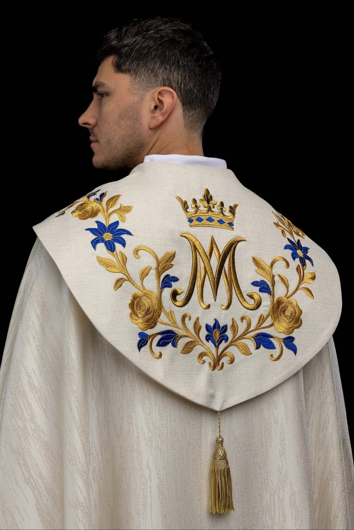 Capa de asperges bordada com símbolo mariano na cor marfim ecru, vista traseira com coroa, flores e borla dourada