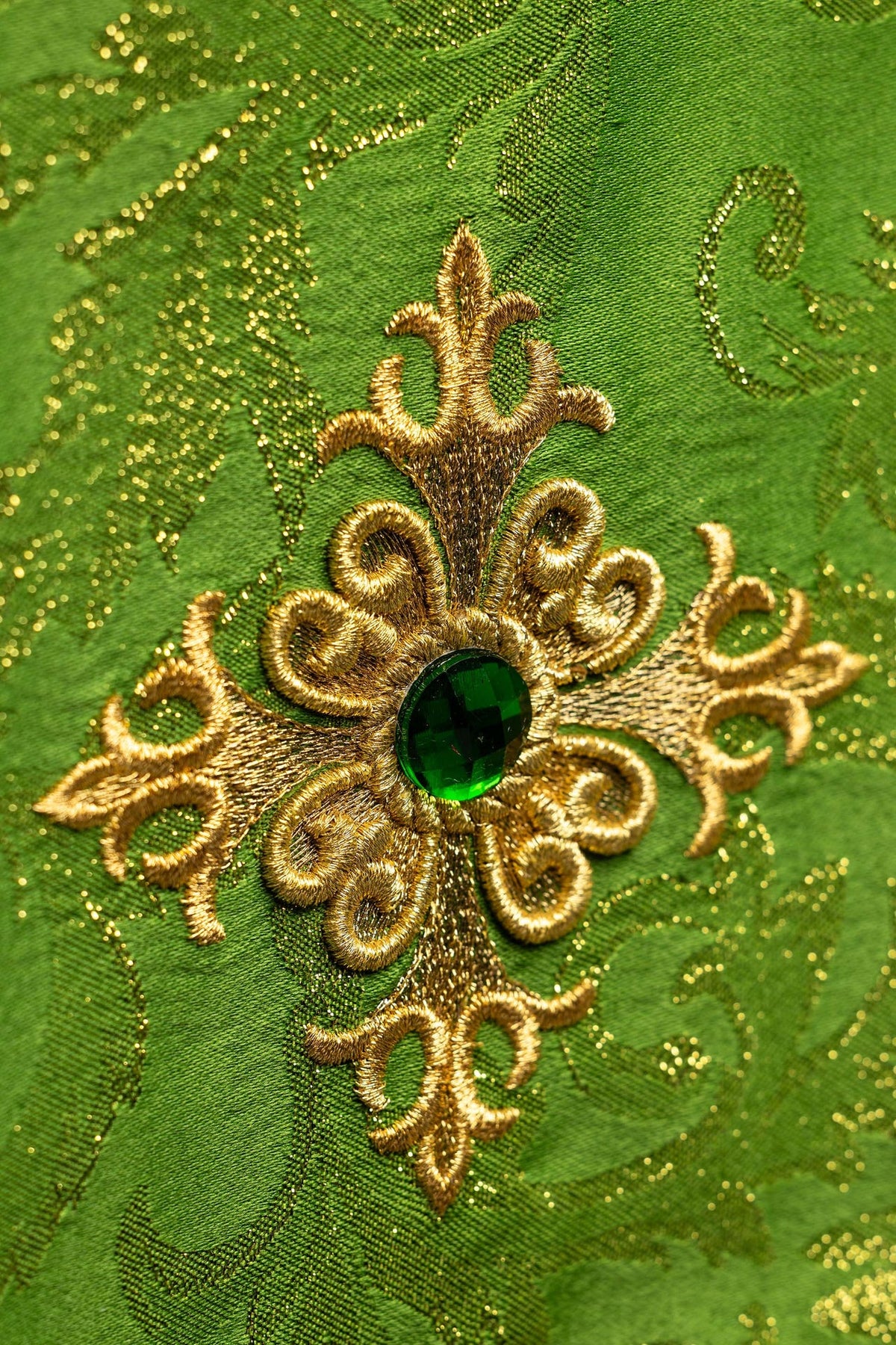Véu de cálice com close-up do bordado dourado e pedra verde