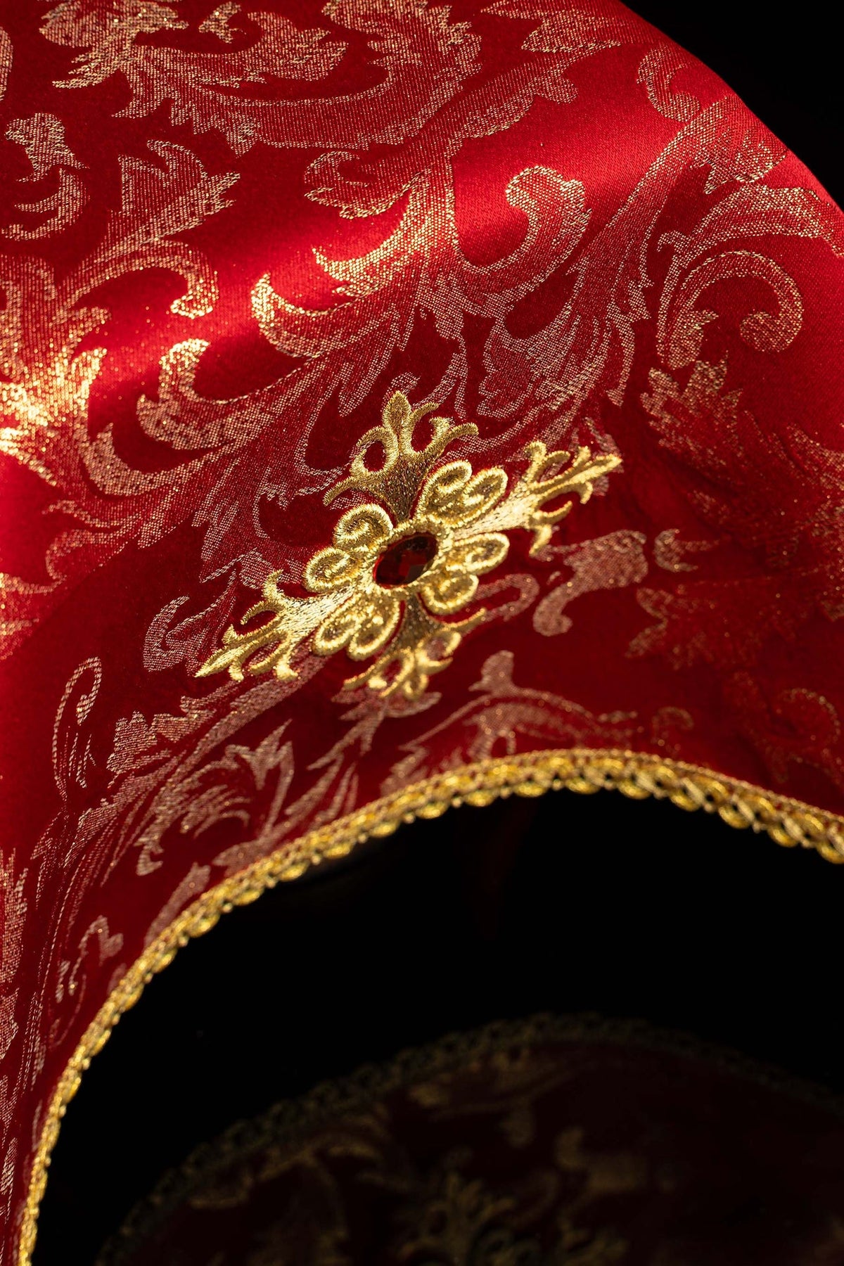 Véu de cálice vermelho com tecido ornamentado e cruz bordada em destaque