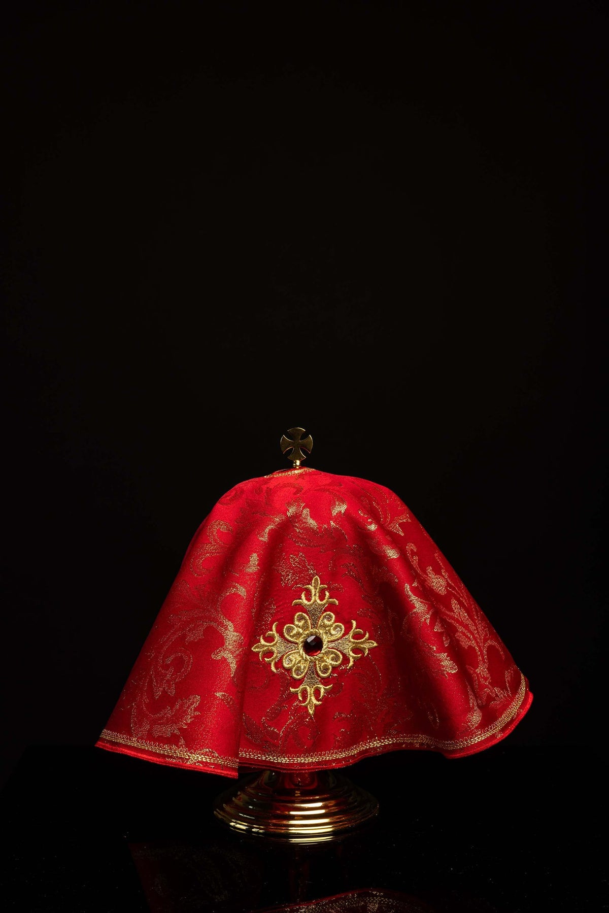 Véu de âmbula redondo, vermelho, com cruz bordada e pedra decorativa, vista frontal