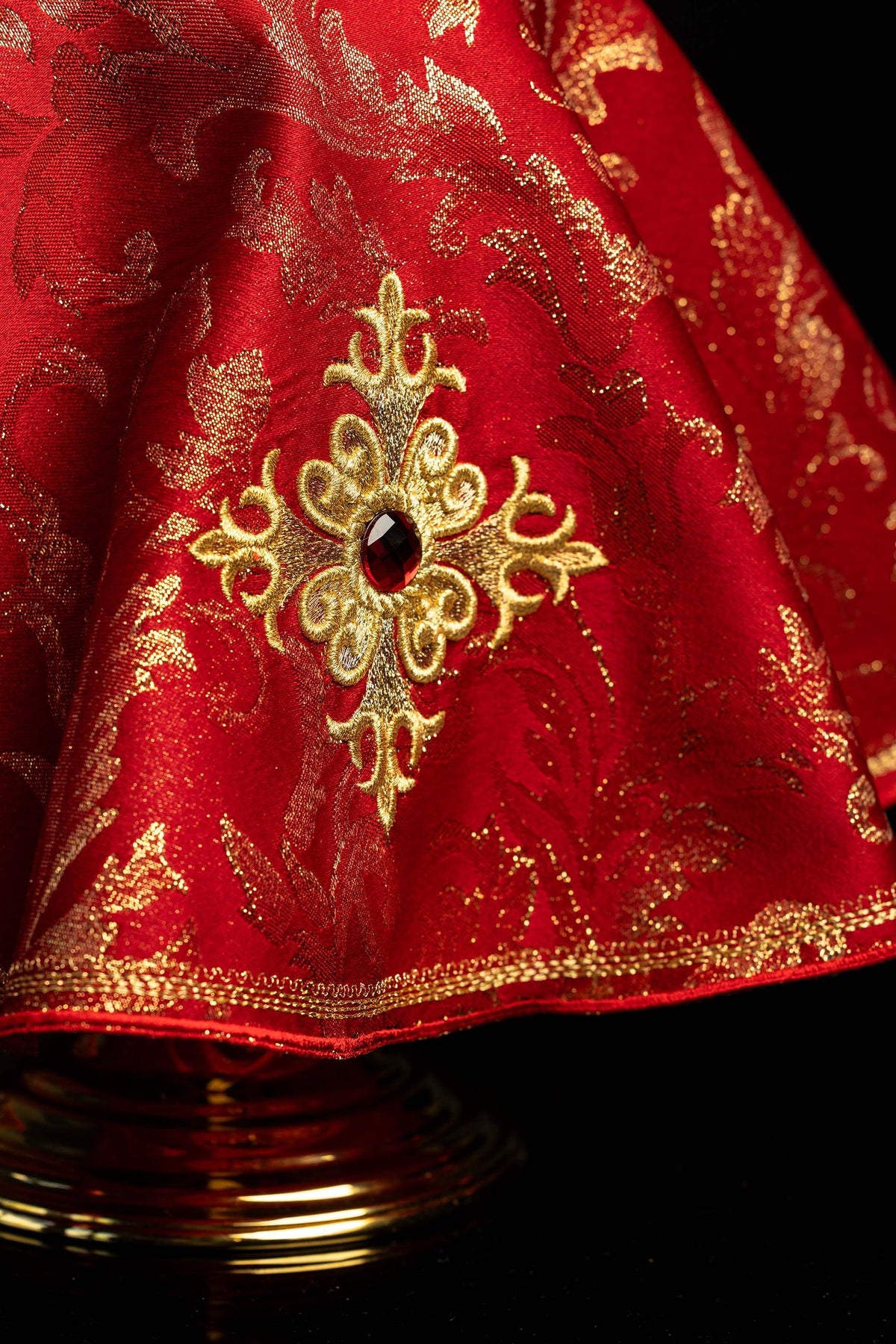 Véu de âmbula vermelho em close-up da cruz bordada com pedra decorativa