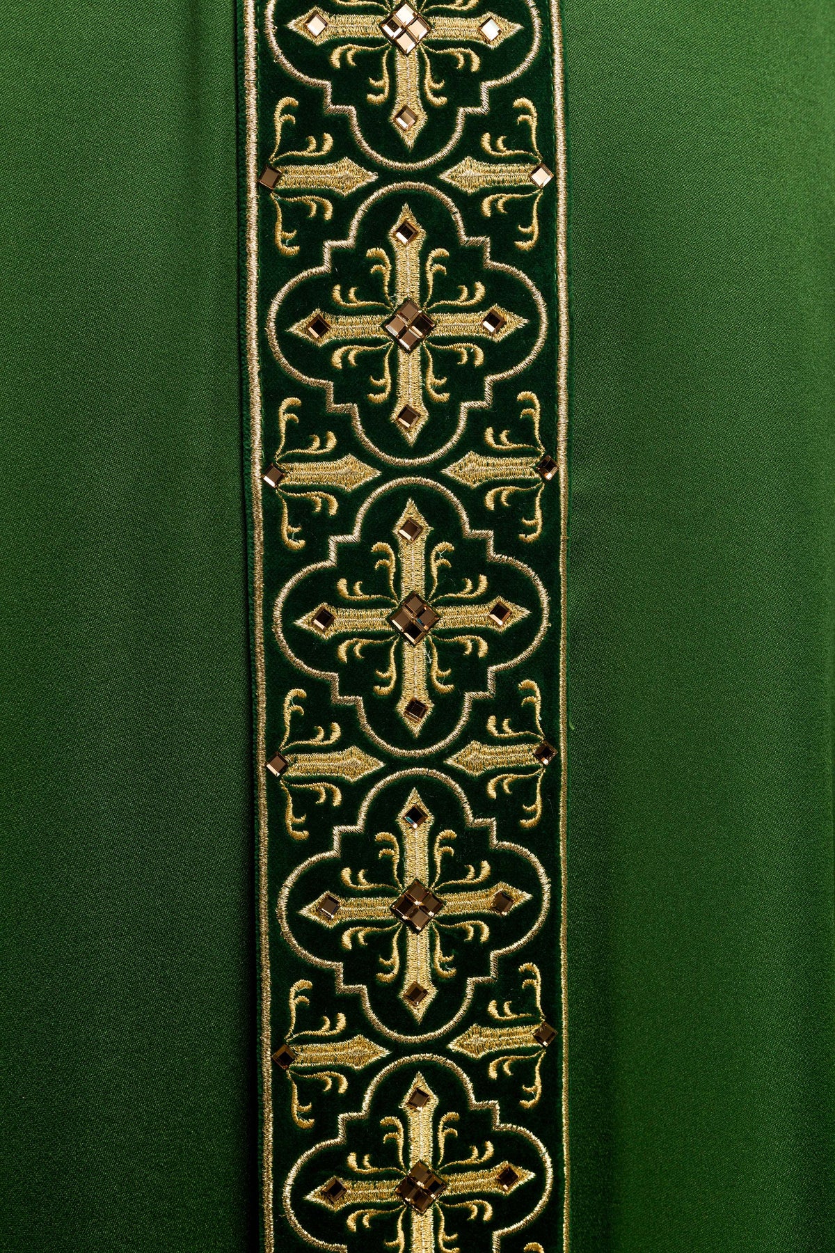 Casula verde em close da faixa pendente, com motivos dourados e pedras