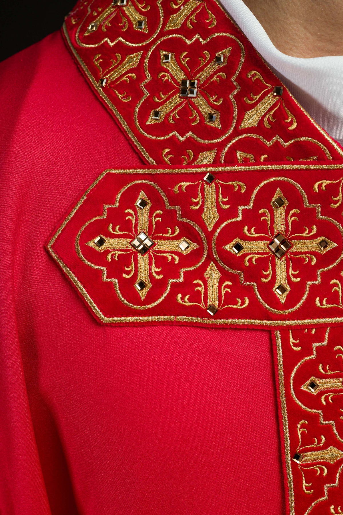 Casula vermelha, close-up da faixa frontal com bordados dourados e pedras