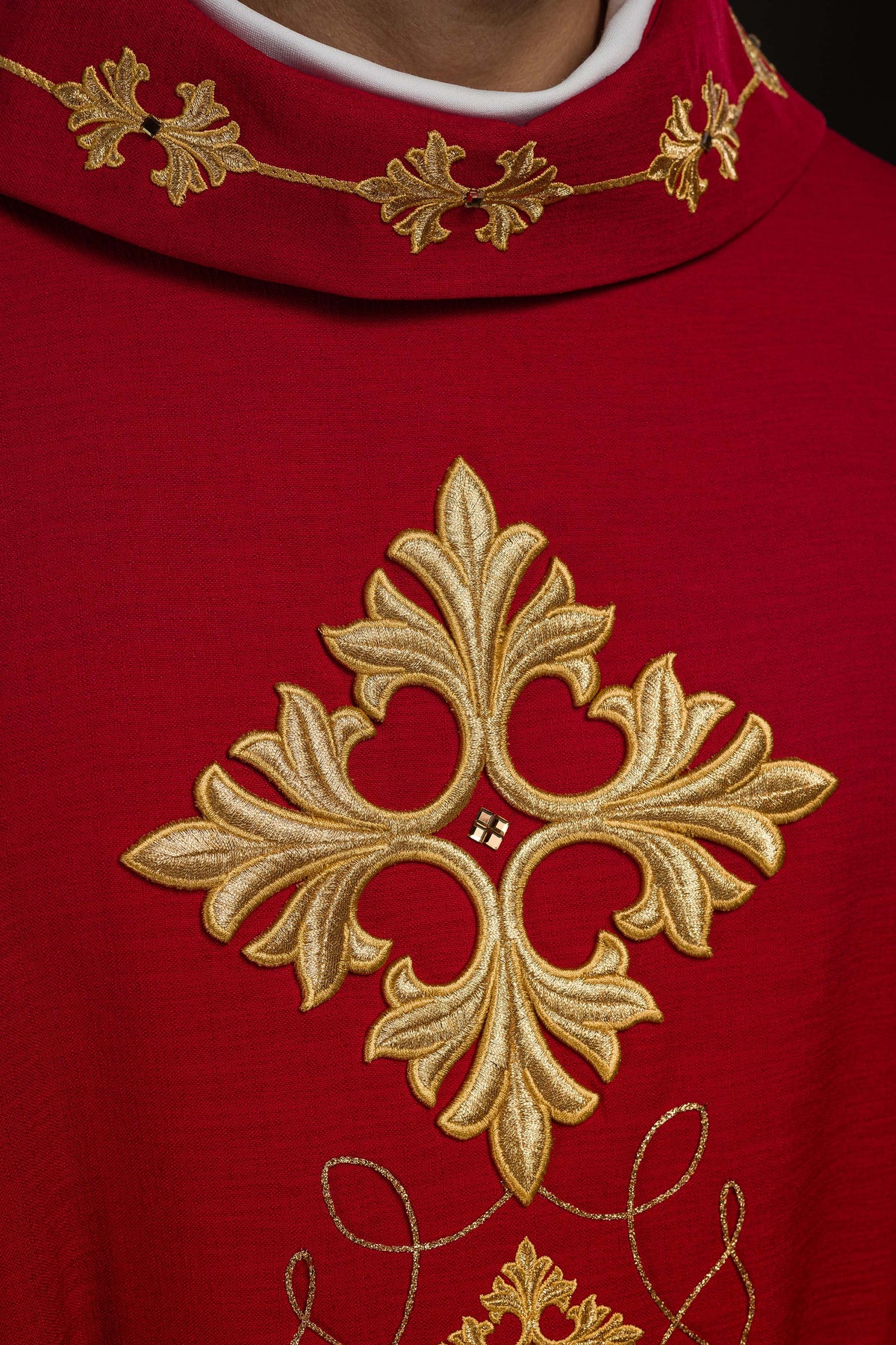 Casula vermelha bordada, close da gola com cordão e motivos florais dourados
