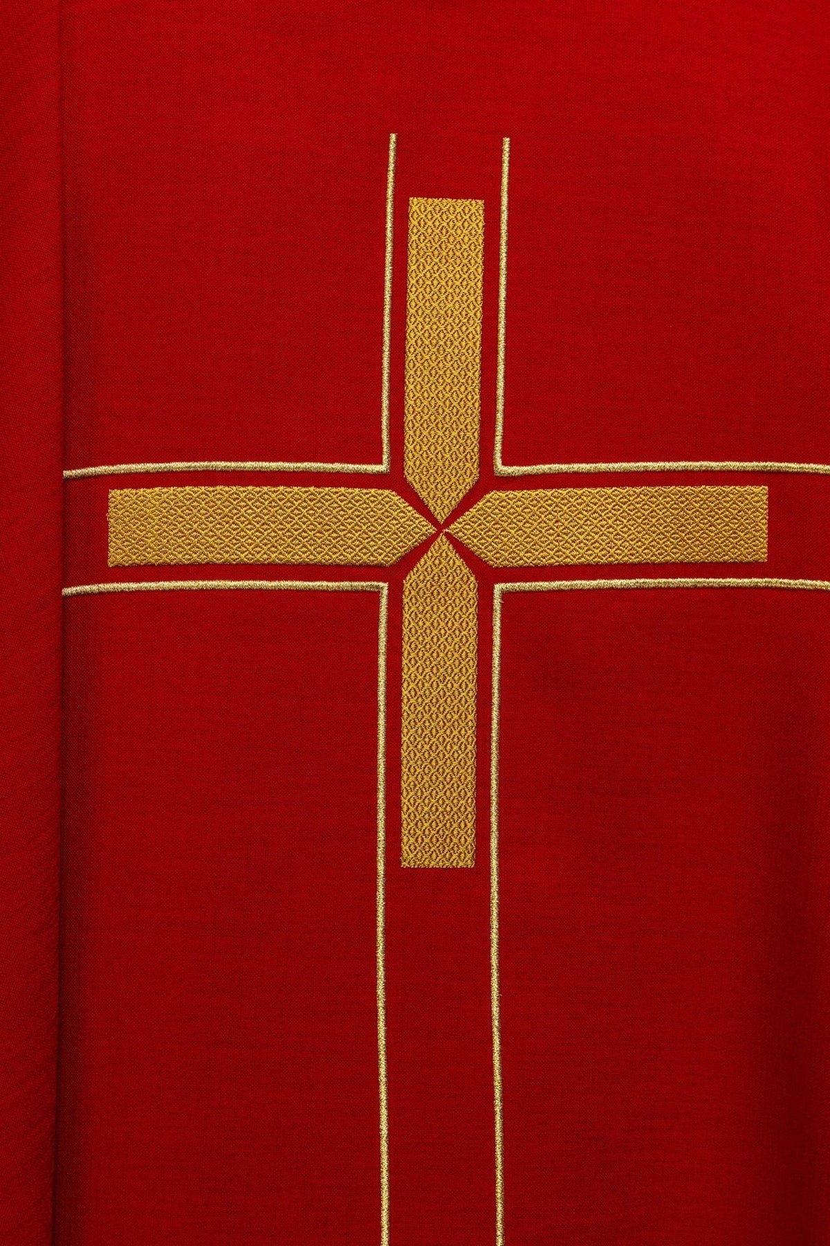 Casula vermelha com cruz dourada, close-up do bordado