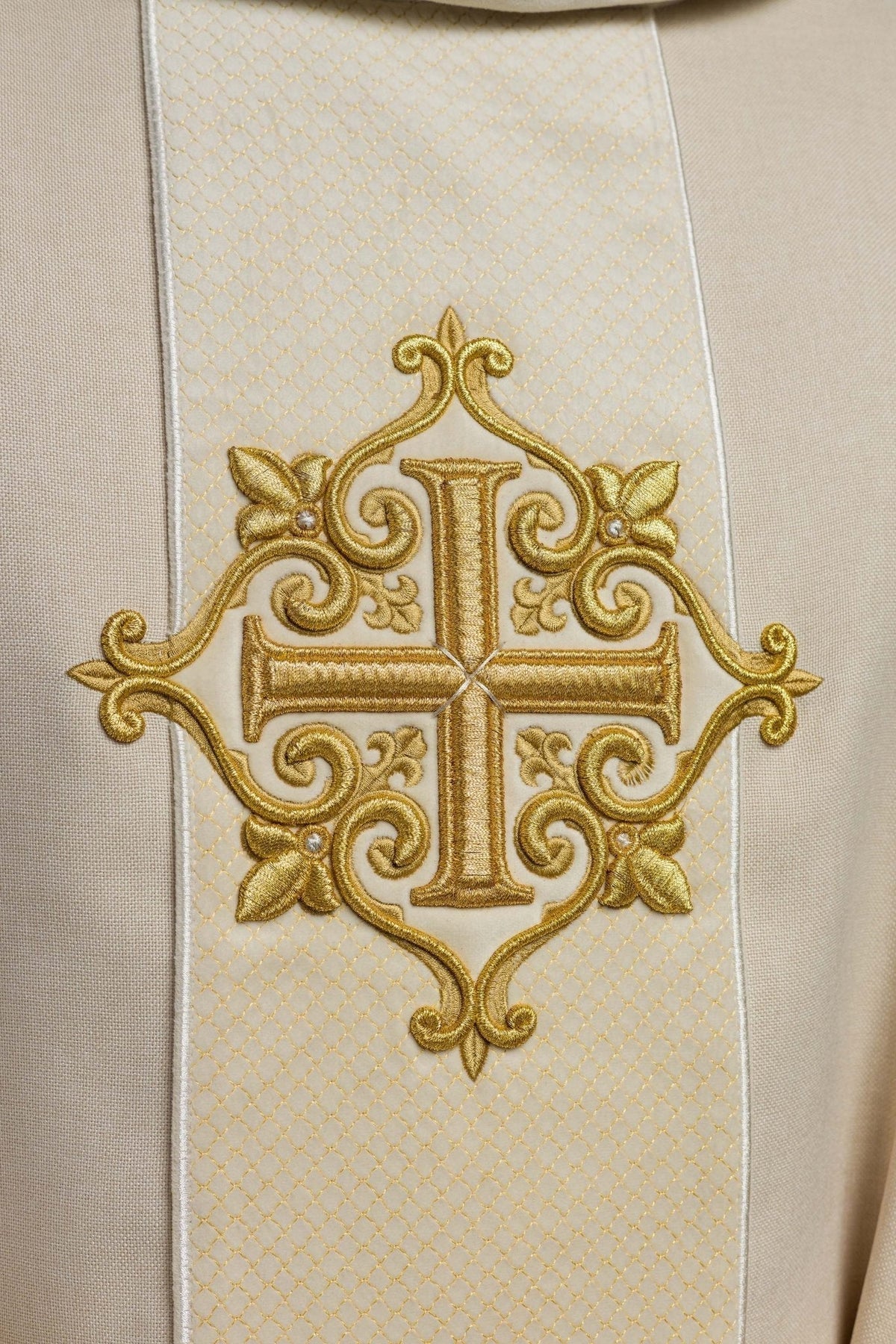 Casula creme, close-up da faixa frontal com cruz bordada em dourado